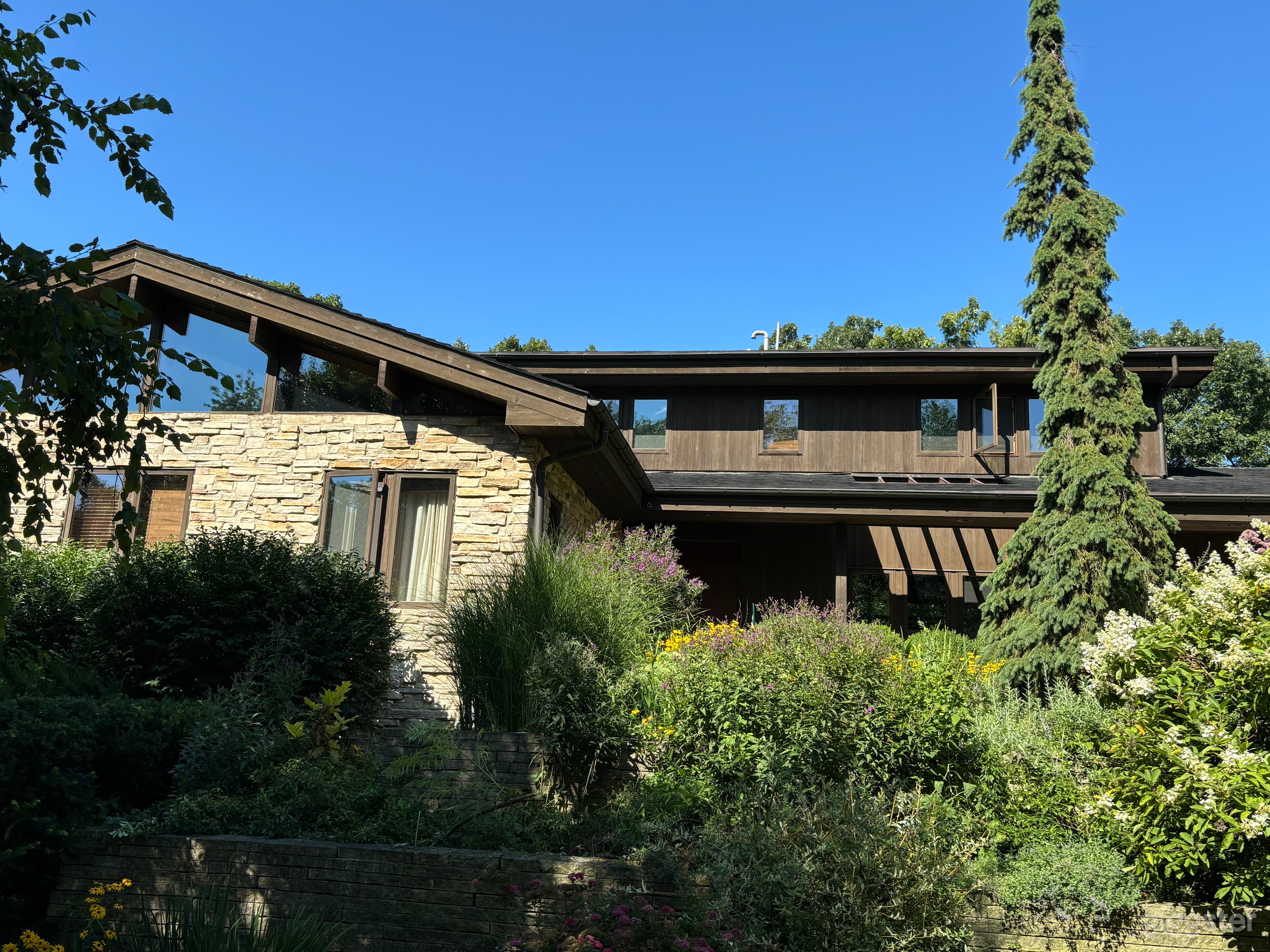Spacious suburban home with a mid-west "Sea Ranch" feel Photo 4