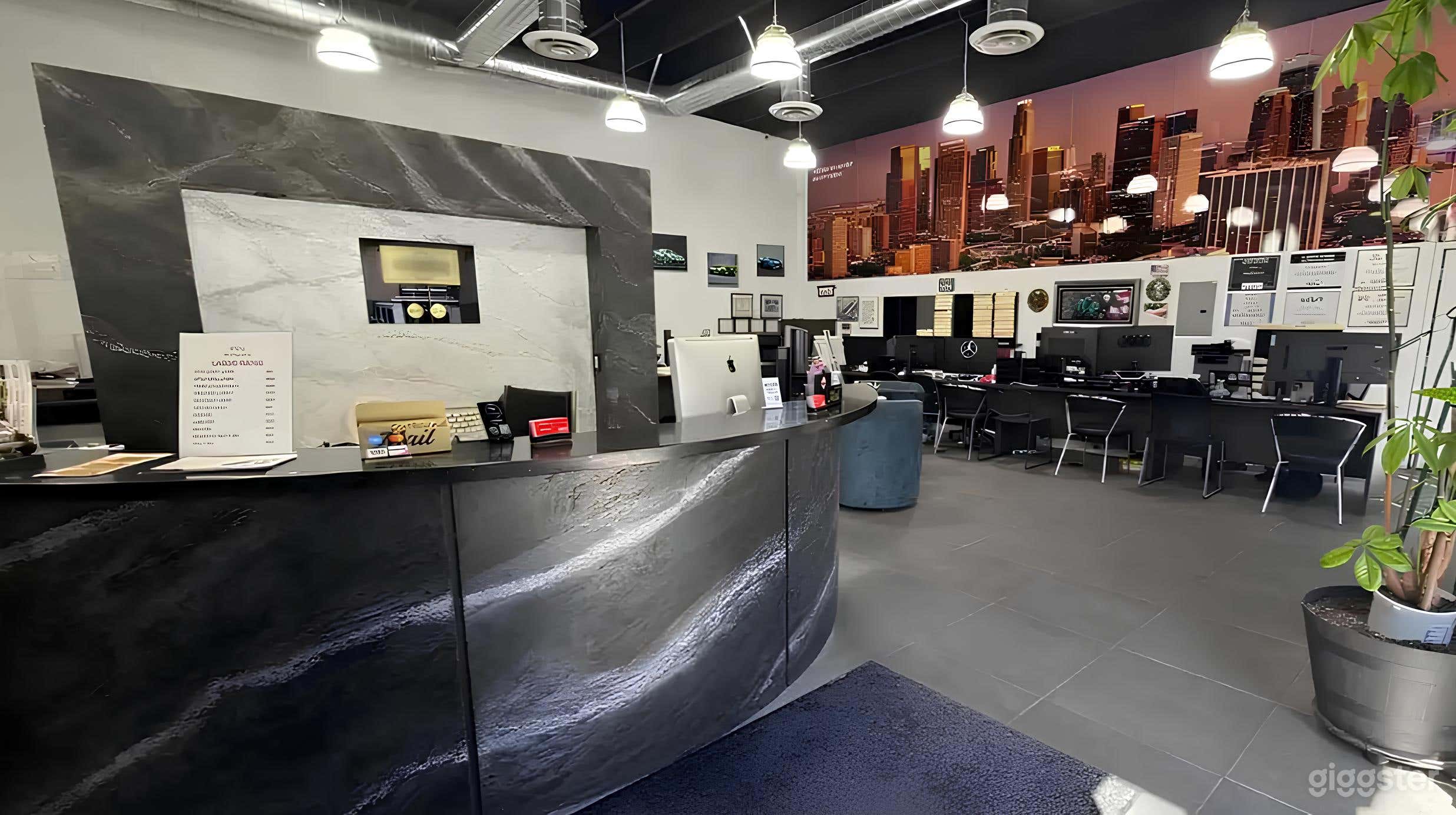 Versatile Car Showroom Office Photo 2