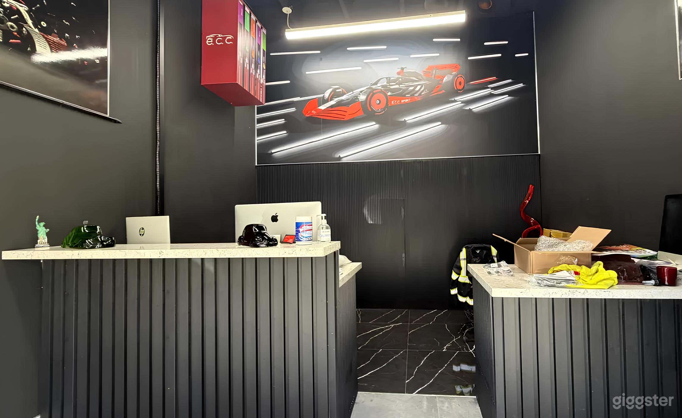 Versatile Car Showroom Office Photo 4