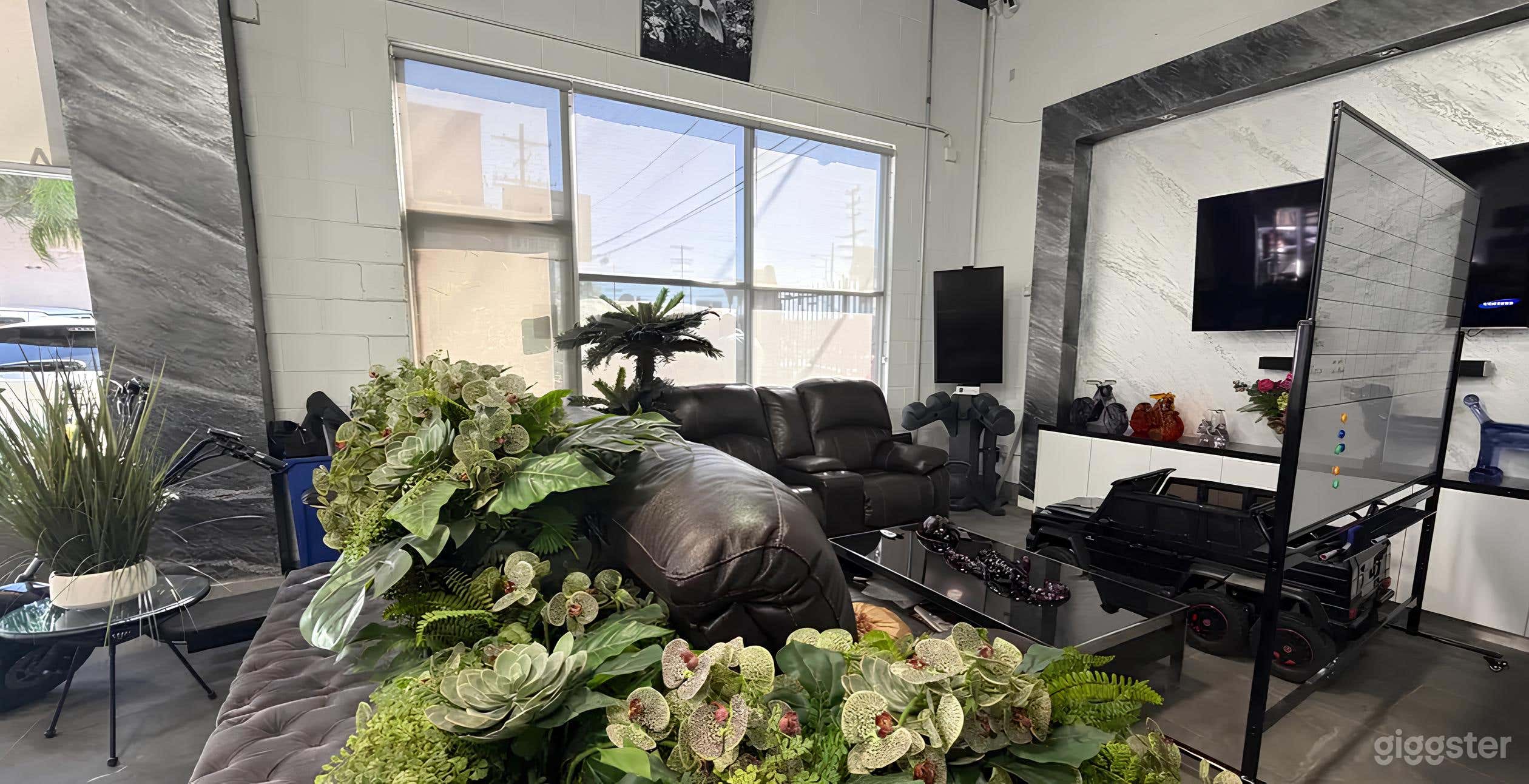 Versatile Car Showroom Office Photo 3