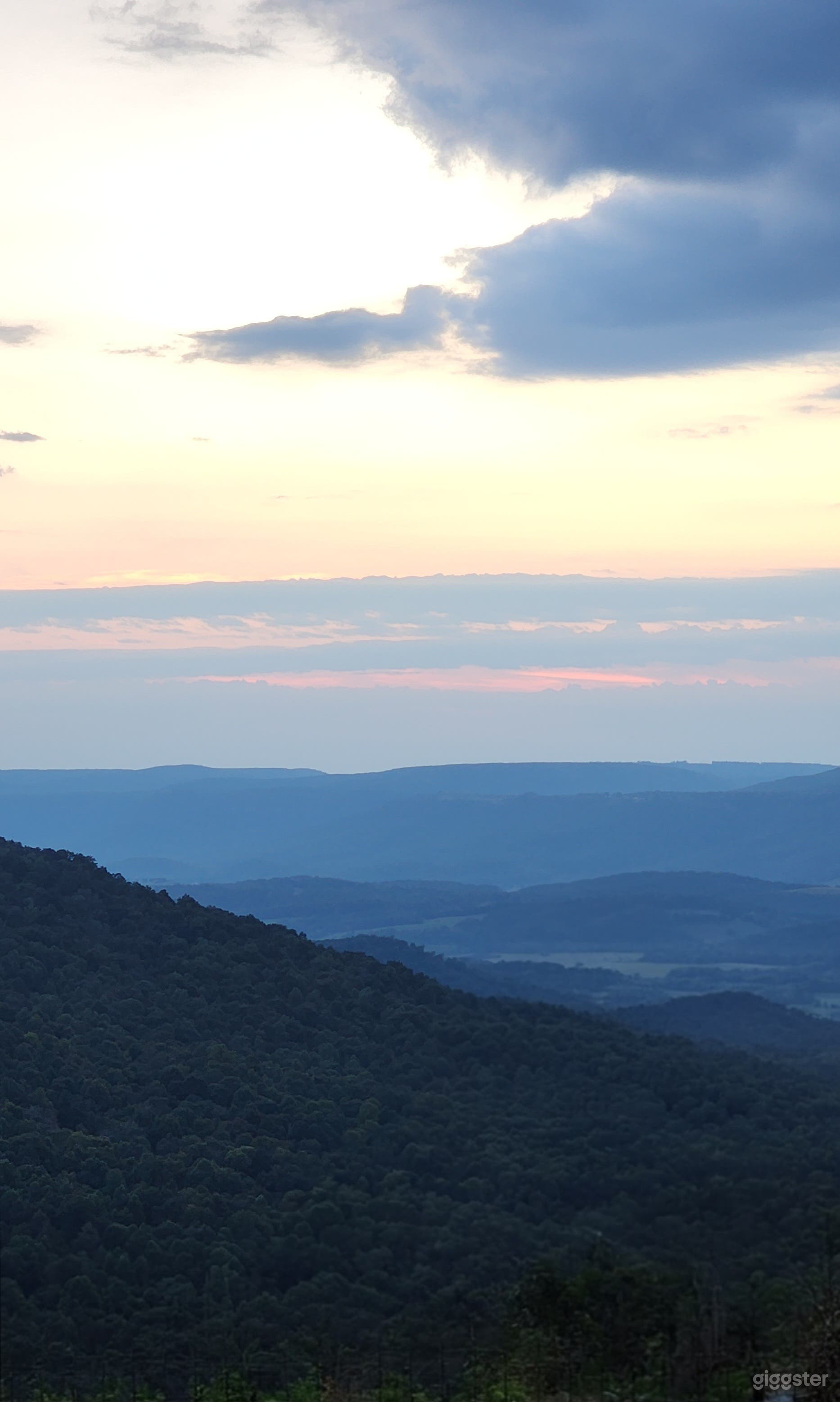 Modern Farmhouse With Full Length Windows and Scenic Views Photo 4
