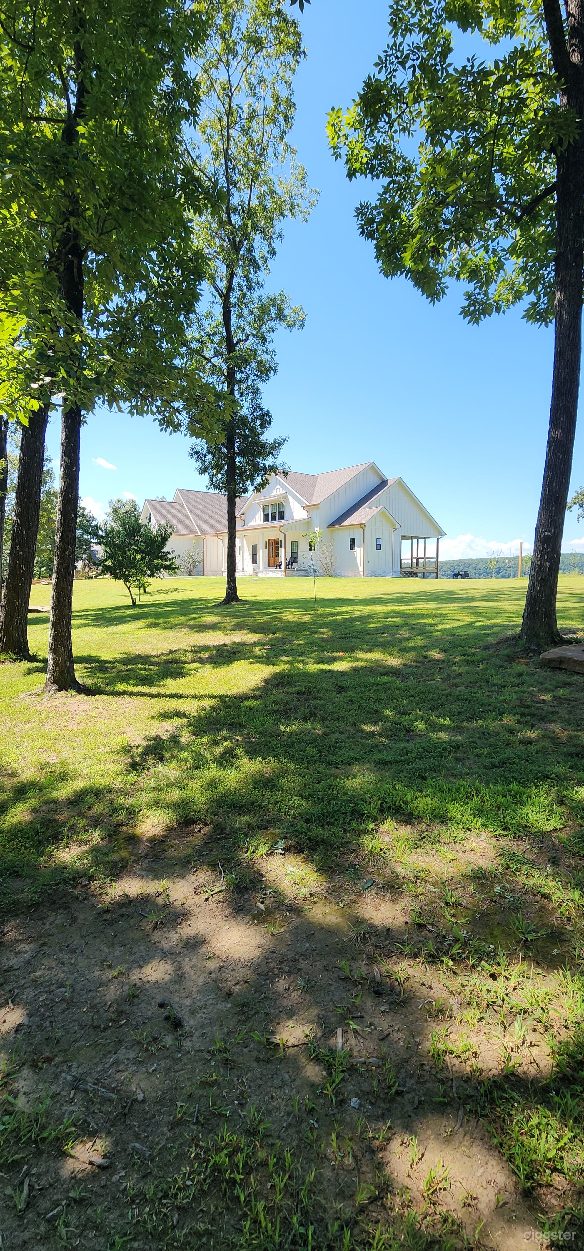 Modern Farmhouse With Full Length Windows and Scenic Views Photo 3