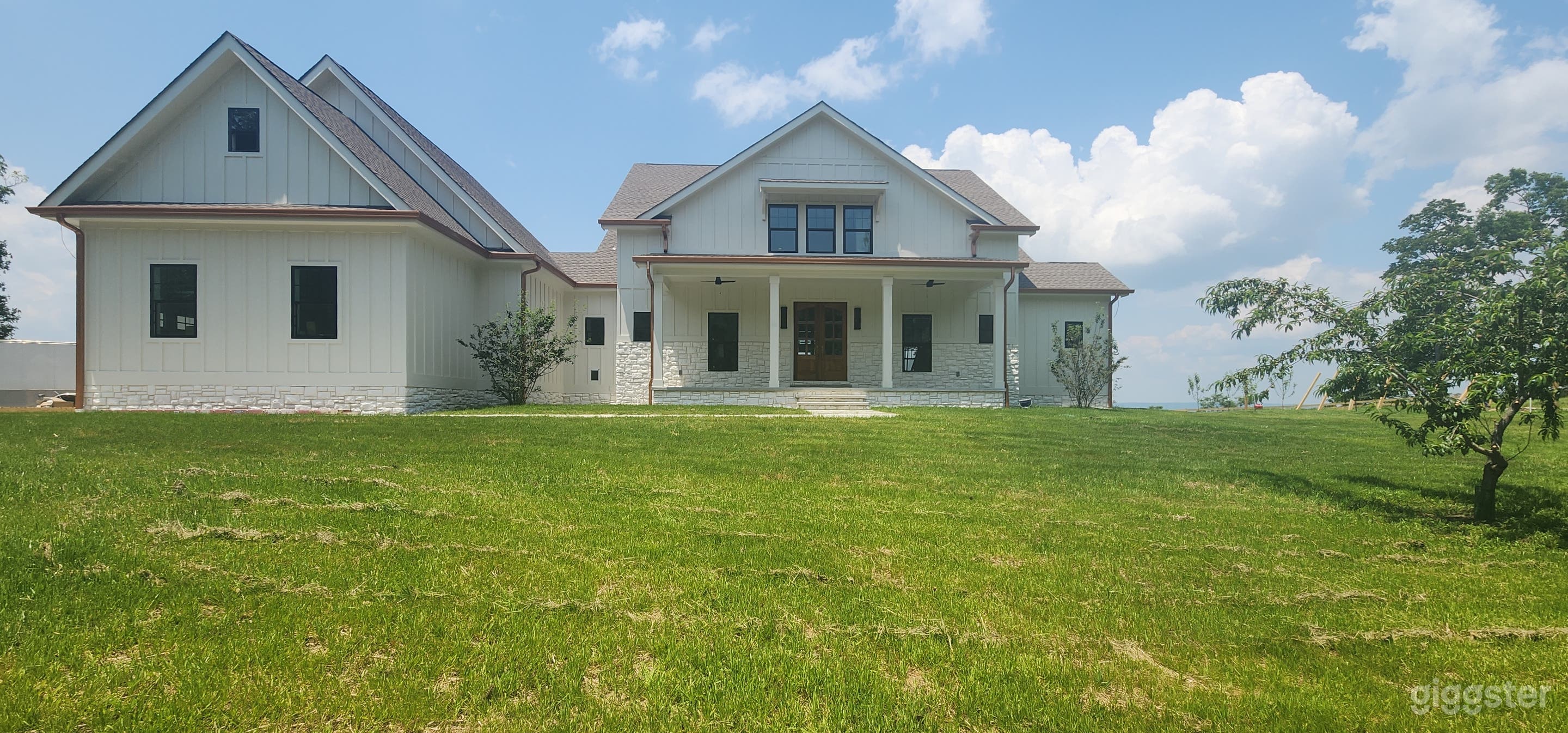 Modern Farmhouse With Full Length Windows and Scenic Views Photo 2