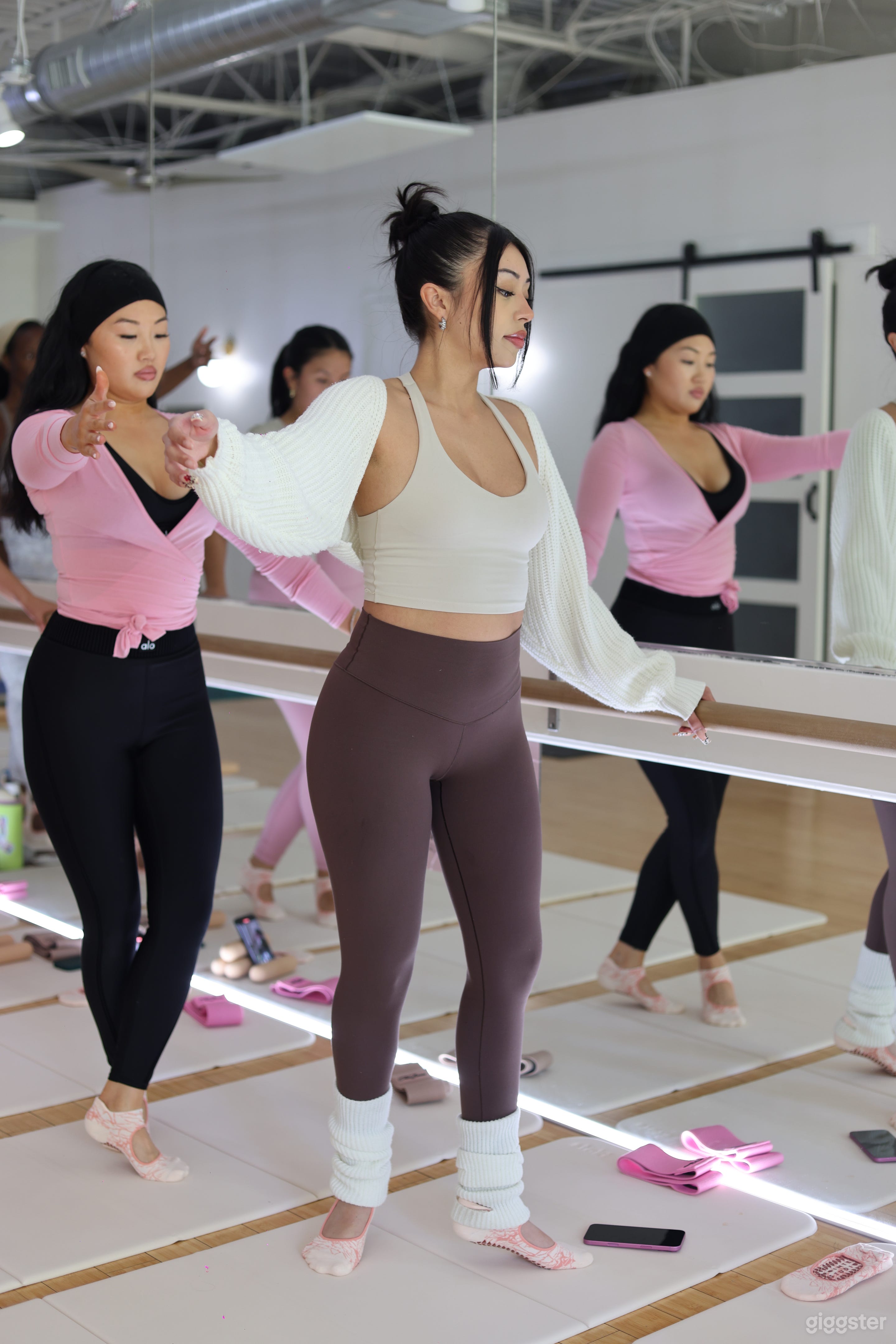 Serene Second-Floor Studio for Rent: Perfect for Events, Cla Photo 2