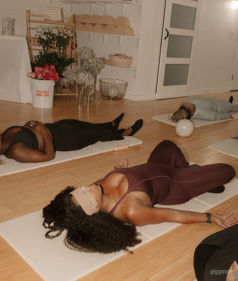  Serene Second-Floor Studio for Rent: Perfect for Events, Cla 