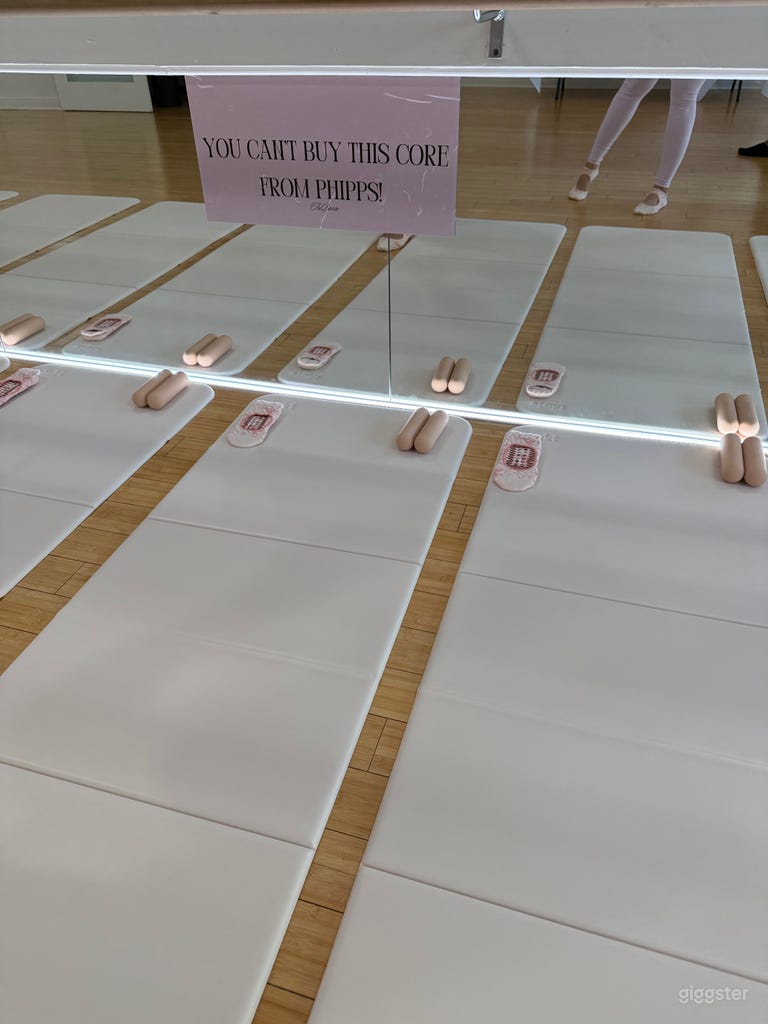  Serene Second-Floor Studio for Rent: Perfect for Events, Cla 