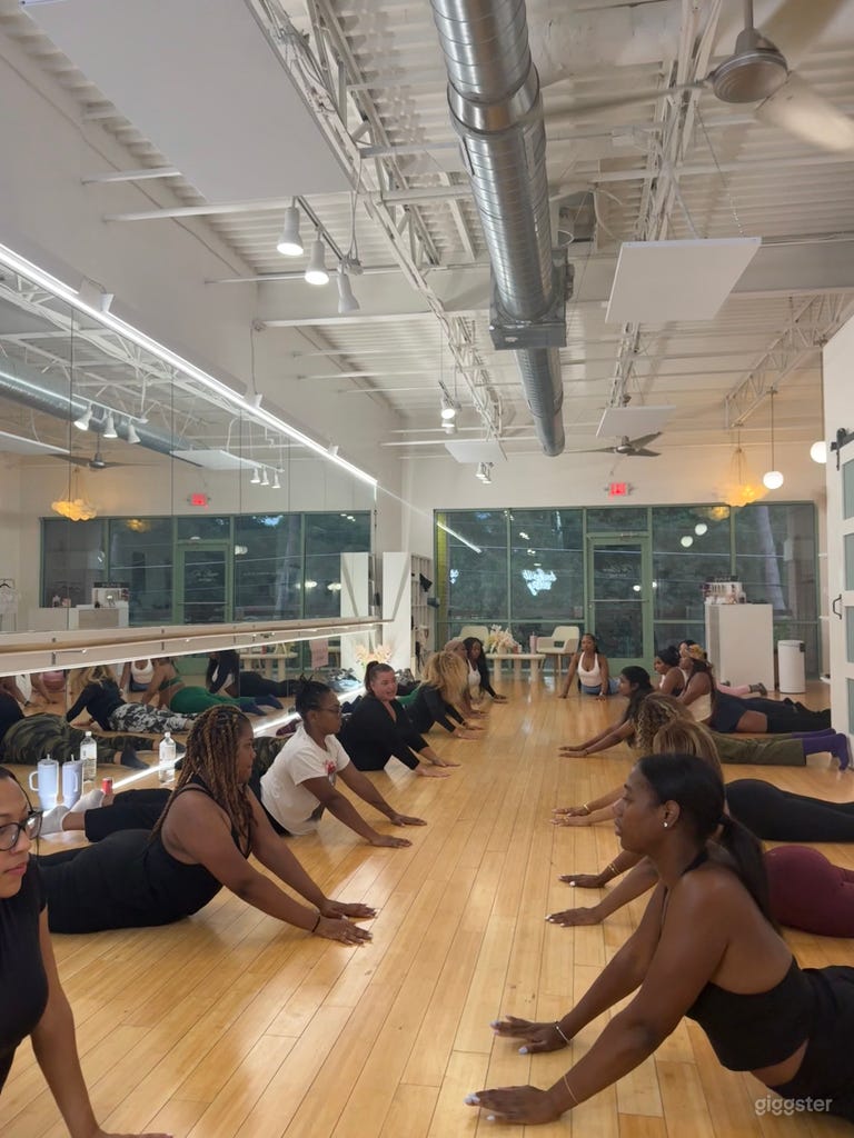  Serene Second-Floor Studio for Rent: Perfect for Events, Cla 