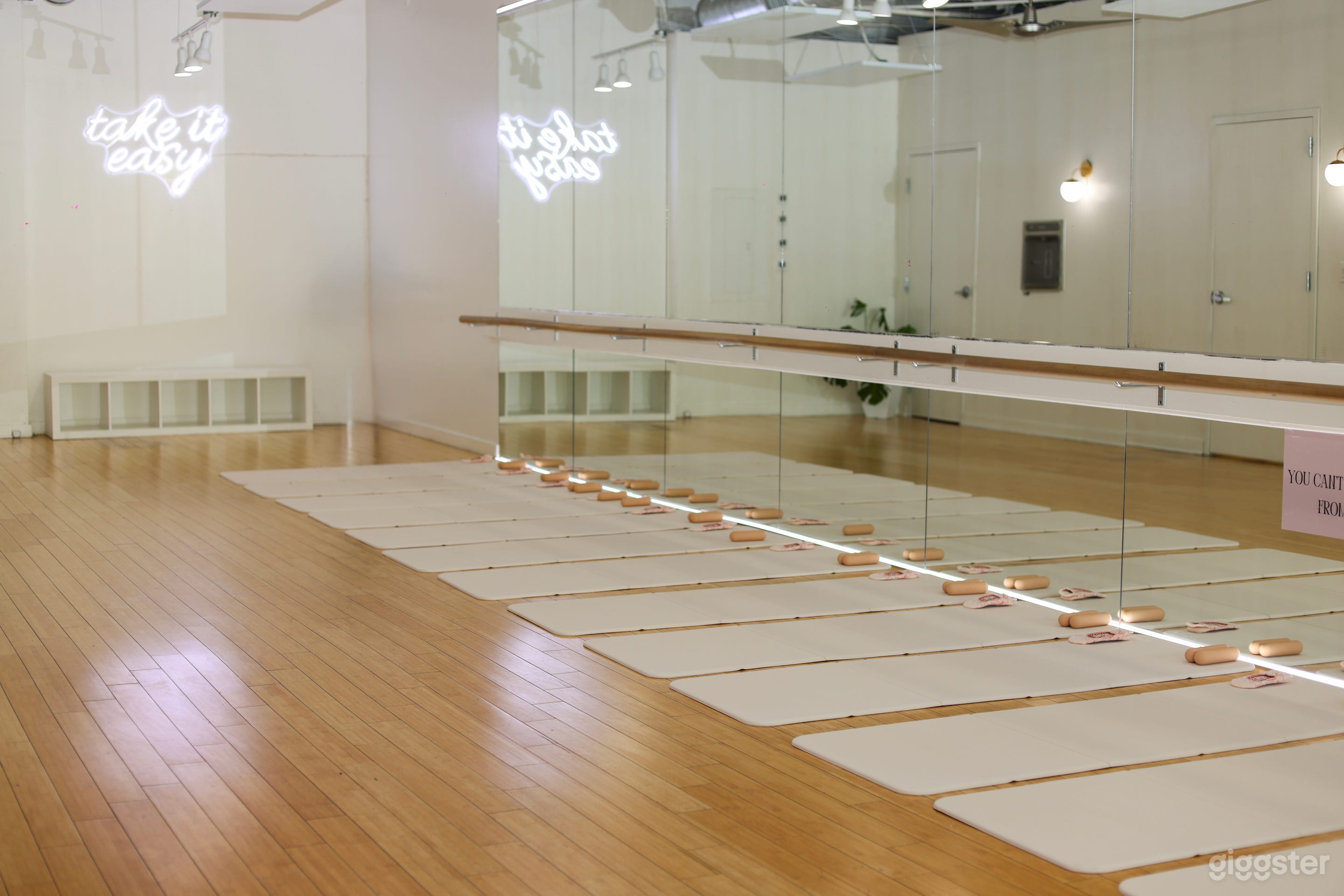 Serene Second-Floor Studio for Rent: Perfect for Events, Cla Photo 1