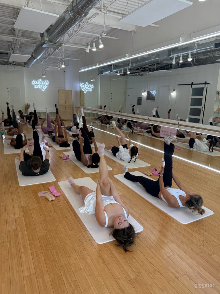  Serene Second-Floor Studio for Rent: Perfect for Events, Cla 