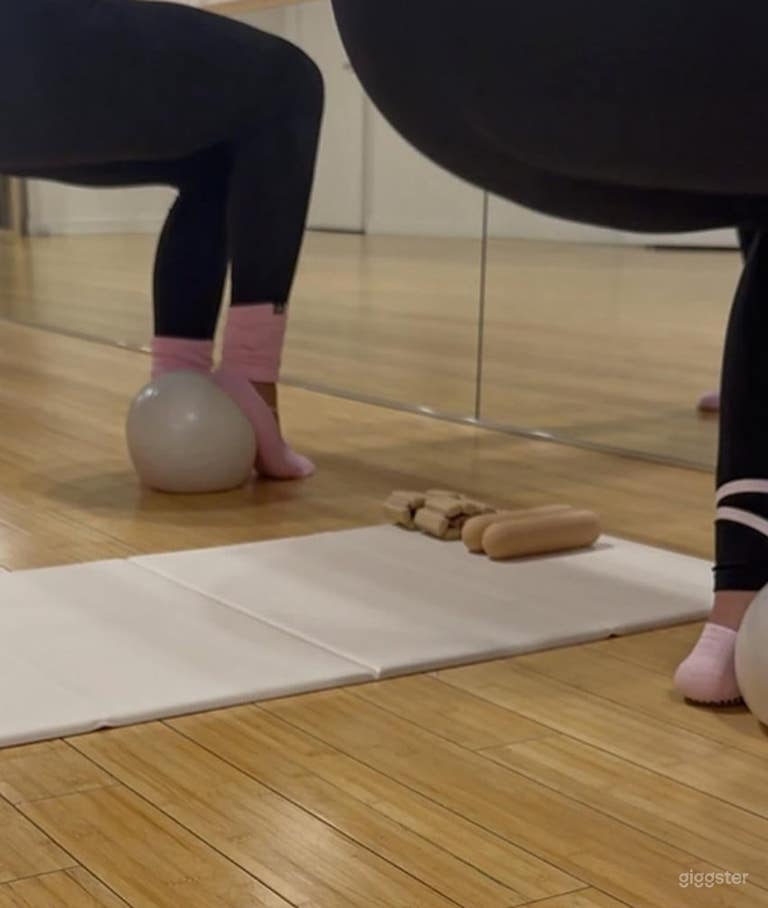  Serene Second-Floor Studio for Rent: Perfect for Events, Cla 