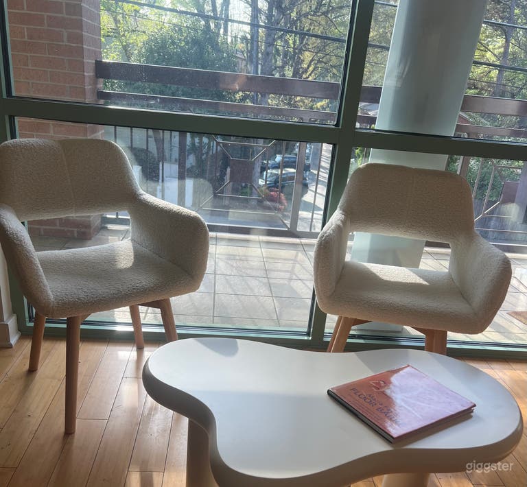  Serene Second-Floor Studio for Rent: Perfect for Events, Cla 