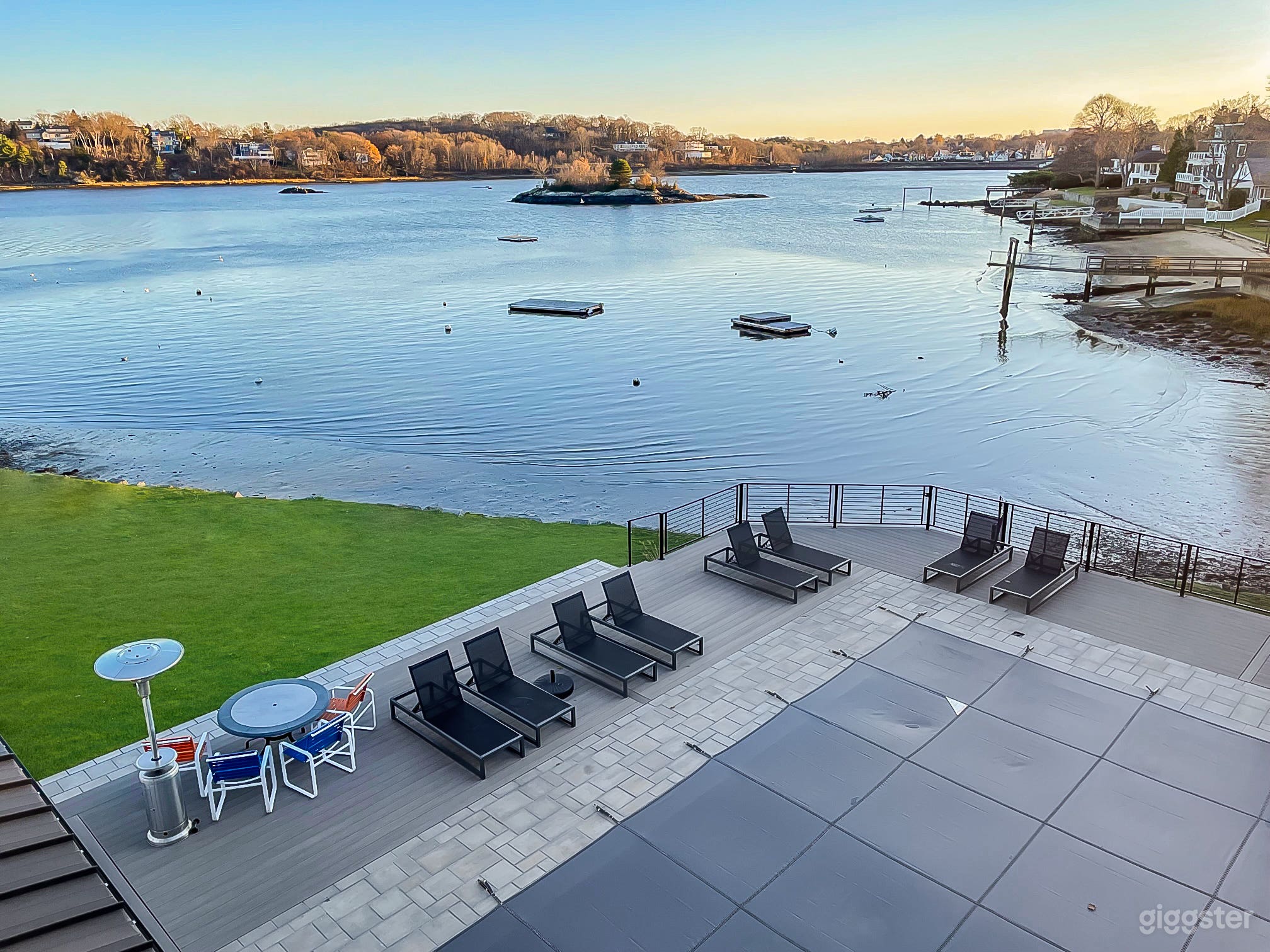 Oceanfront MANSION Retro Decor, Bar, Arcade! Photo 2