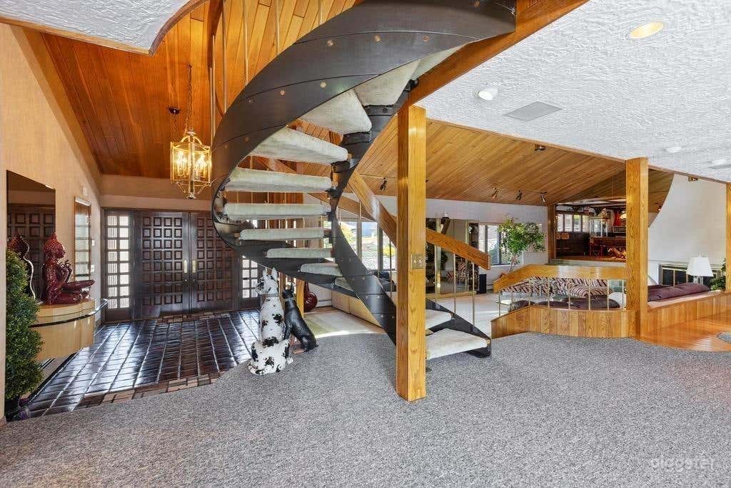 Oceanfront MANSION Retro Decor, Bar, Arcade! Photo 4