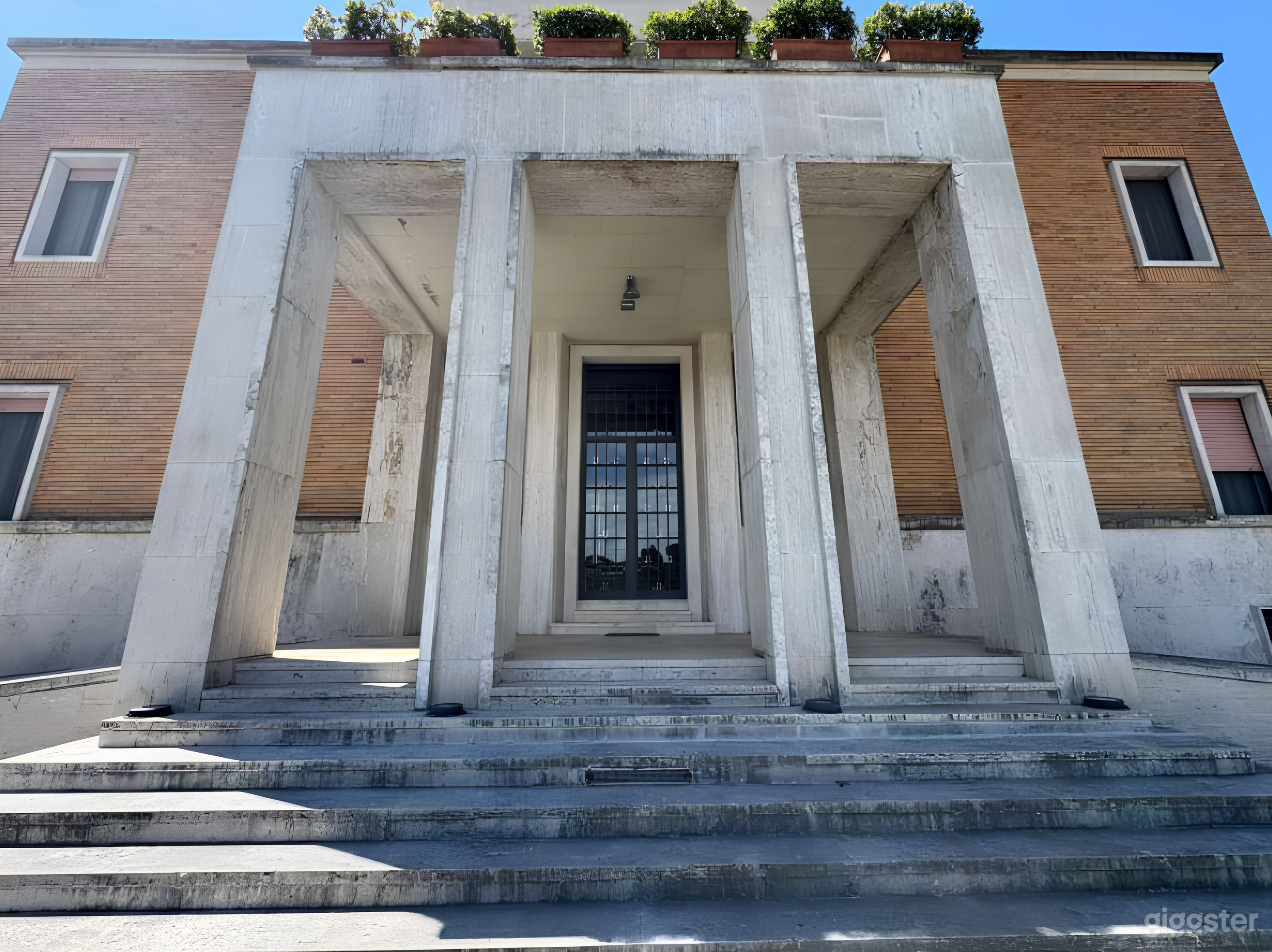 GROUND FLOOR –EXTERNAL AREAS Photo 1