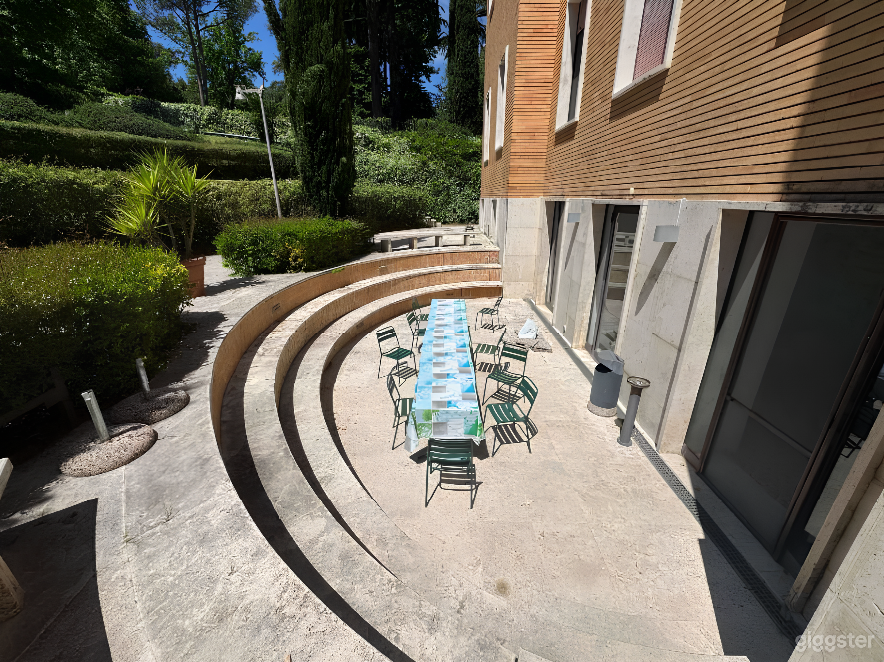 GROUND FLOOR –EXTERNAL AREAS Photo 2