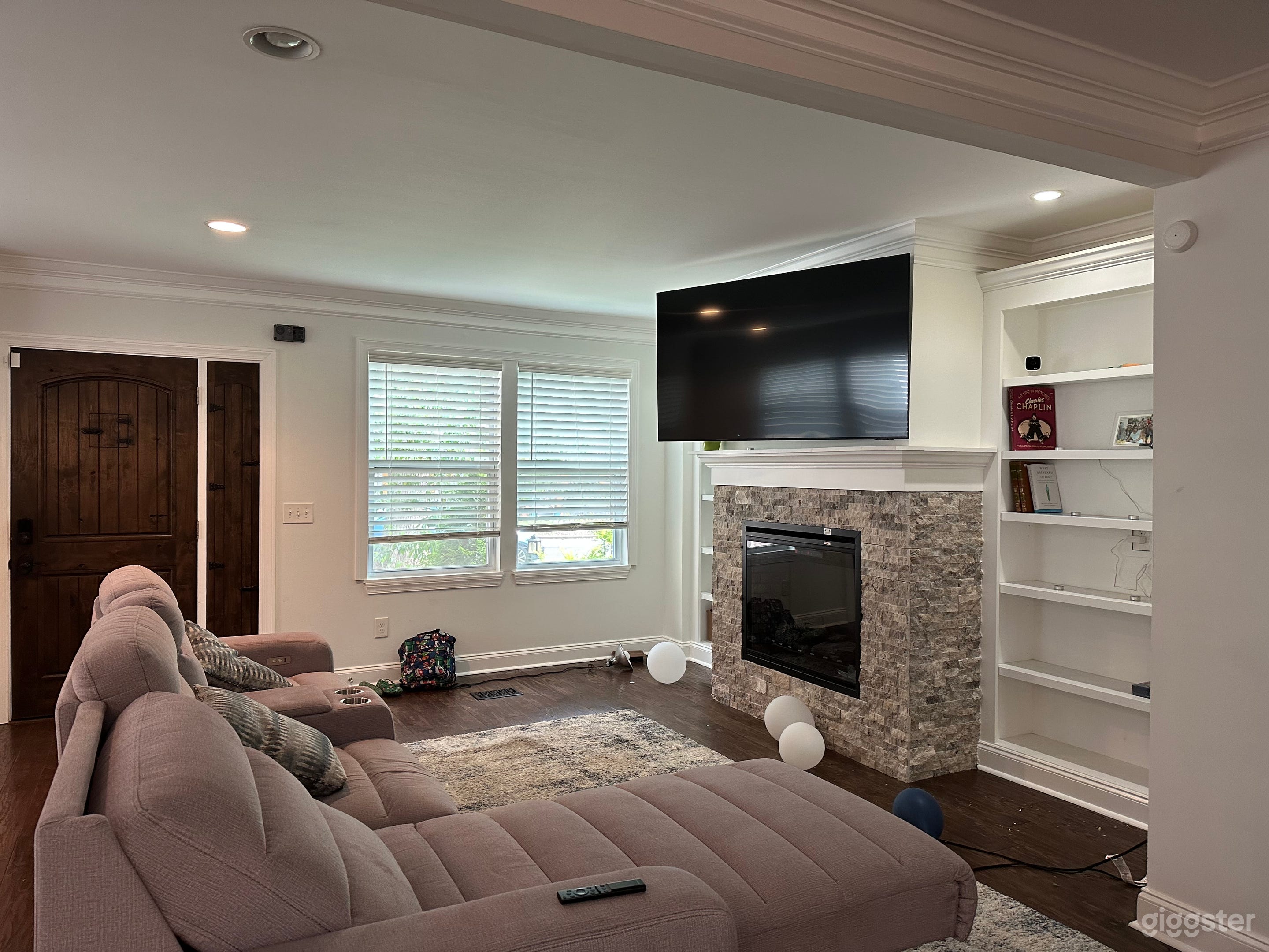 High end events with a large open space and yard. Photo 3