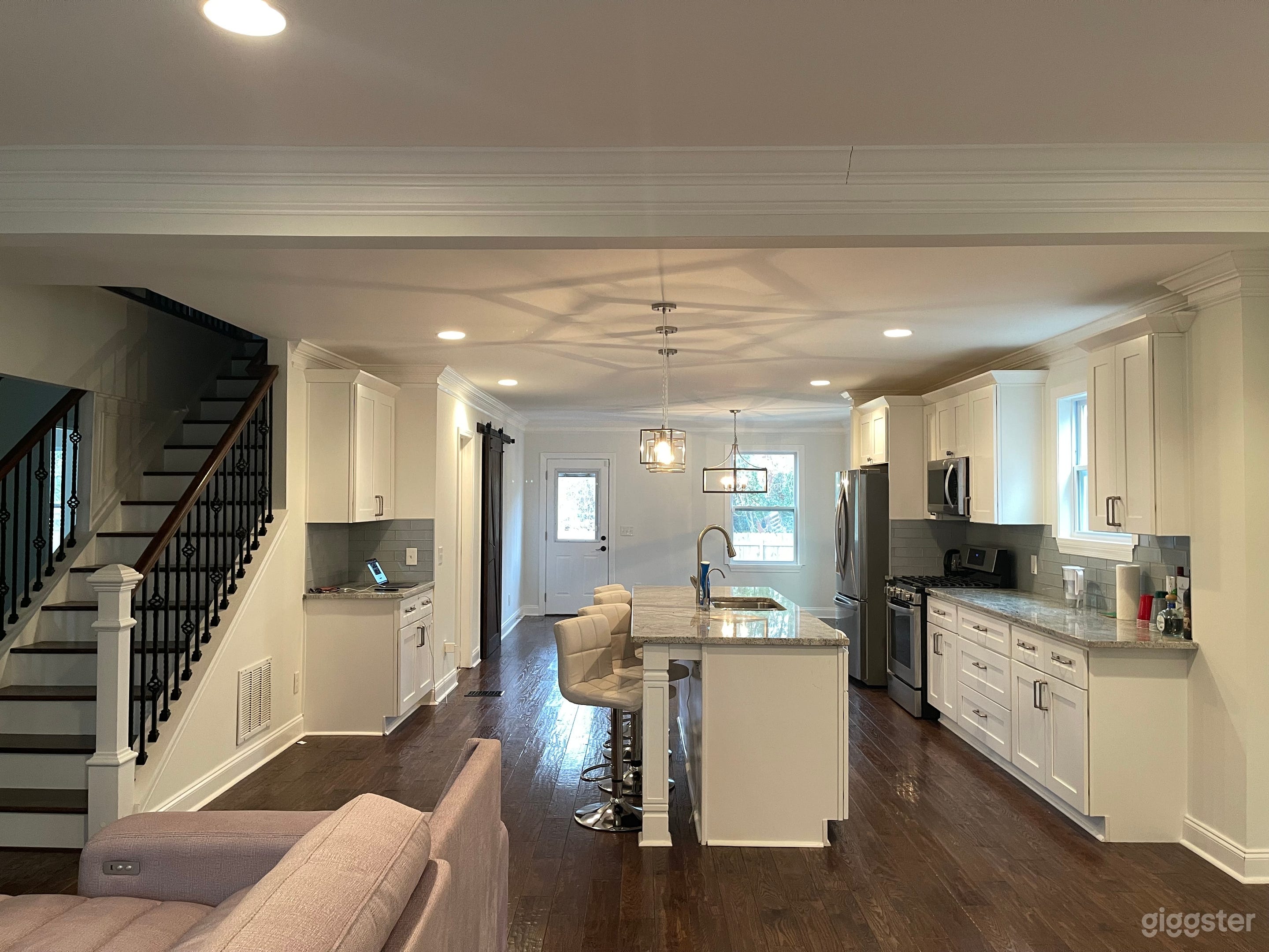 High end events with a large open space and yard. Photo 2