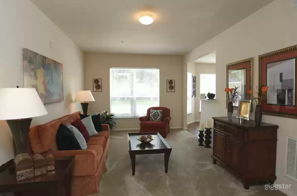 Spacious, Modern Apartment Photo 2