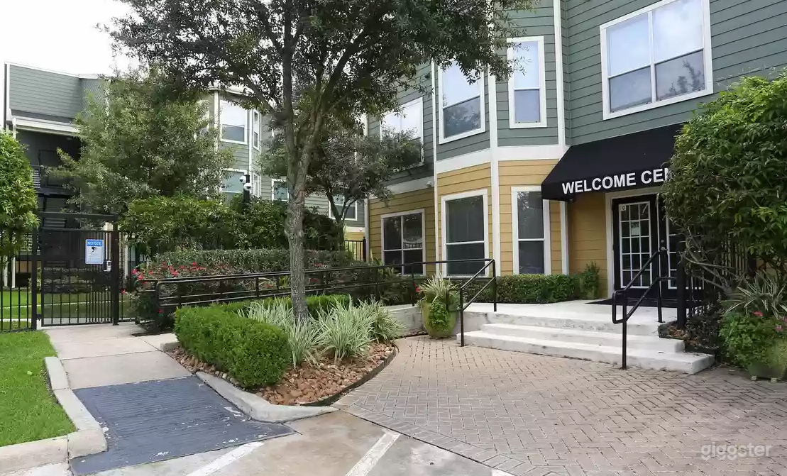 Spacious, Modern Apartment Photo 1