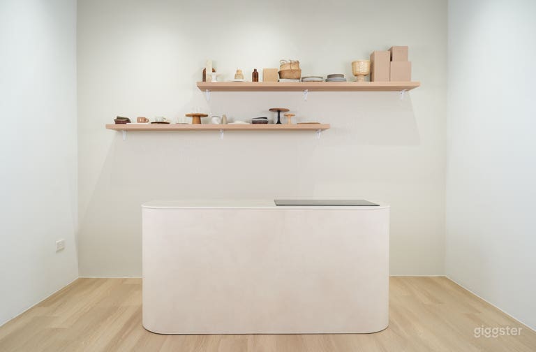  Studio with movable kitchen island 