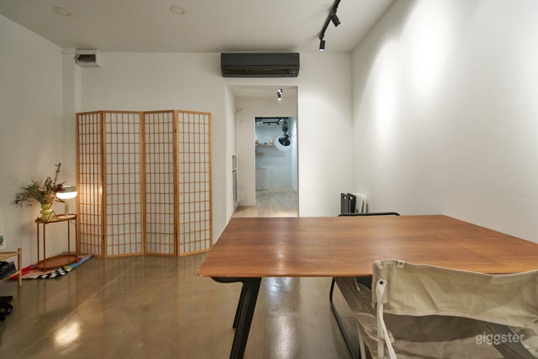  Entry with large dining table and movable furniture 