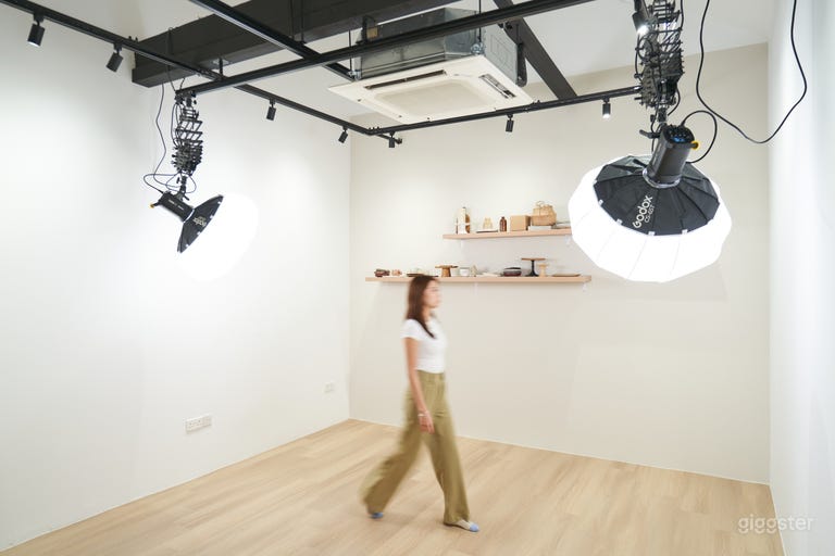  Studio with shelves, suitable for lifestyle shoots 