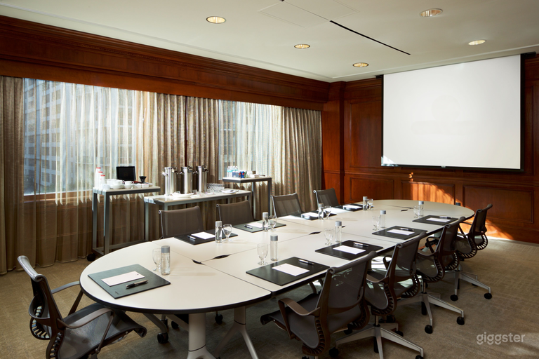  Madrid Meeting Room – Elegant Corporate Meeting Space 
