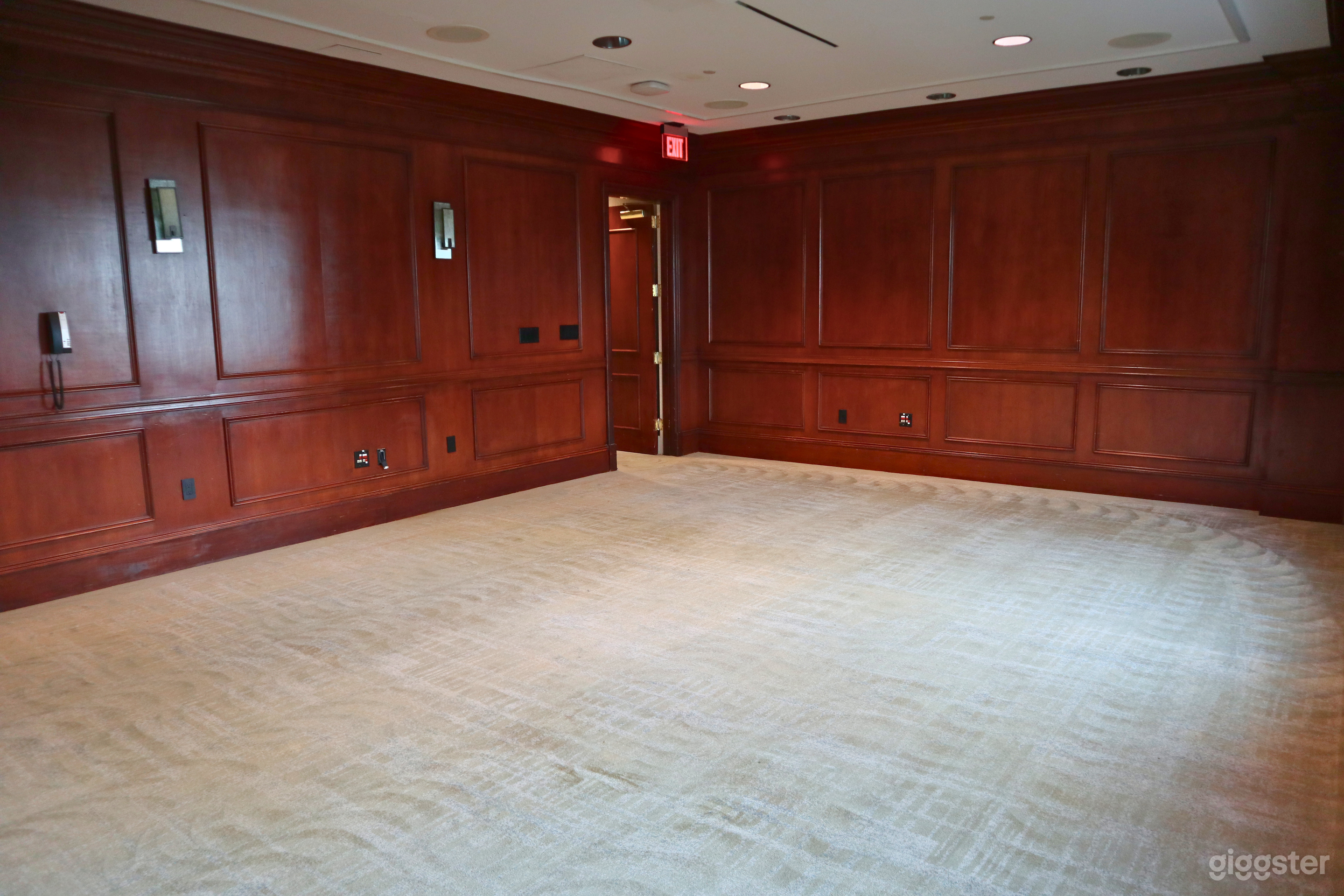 Madrid Meeting Room – Elegant Corporate Meeting Space Photo 4