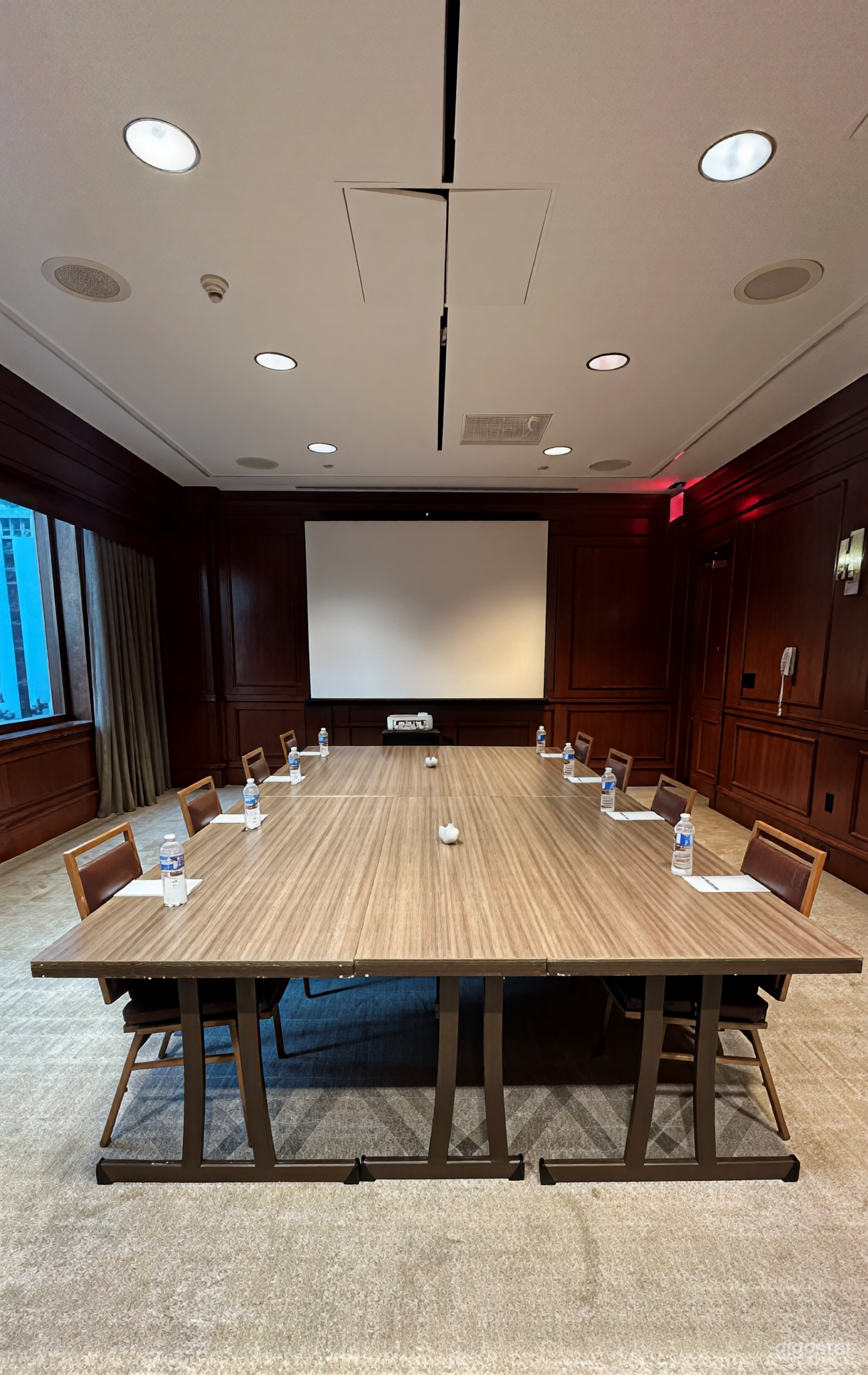 Madrid Meeting Room – Elegant Corporate Meeting Space Photo 2