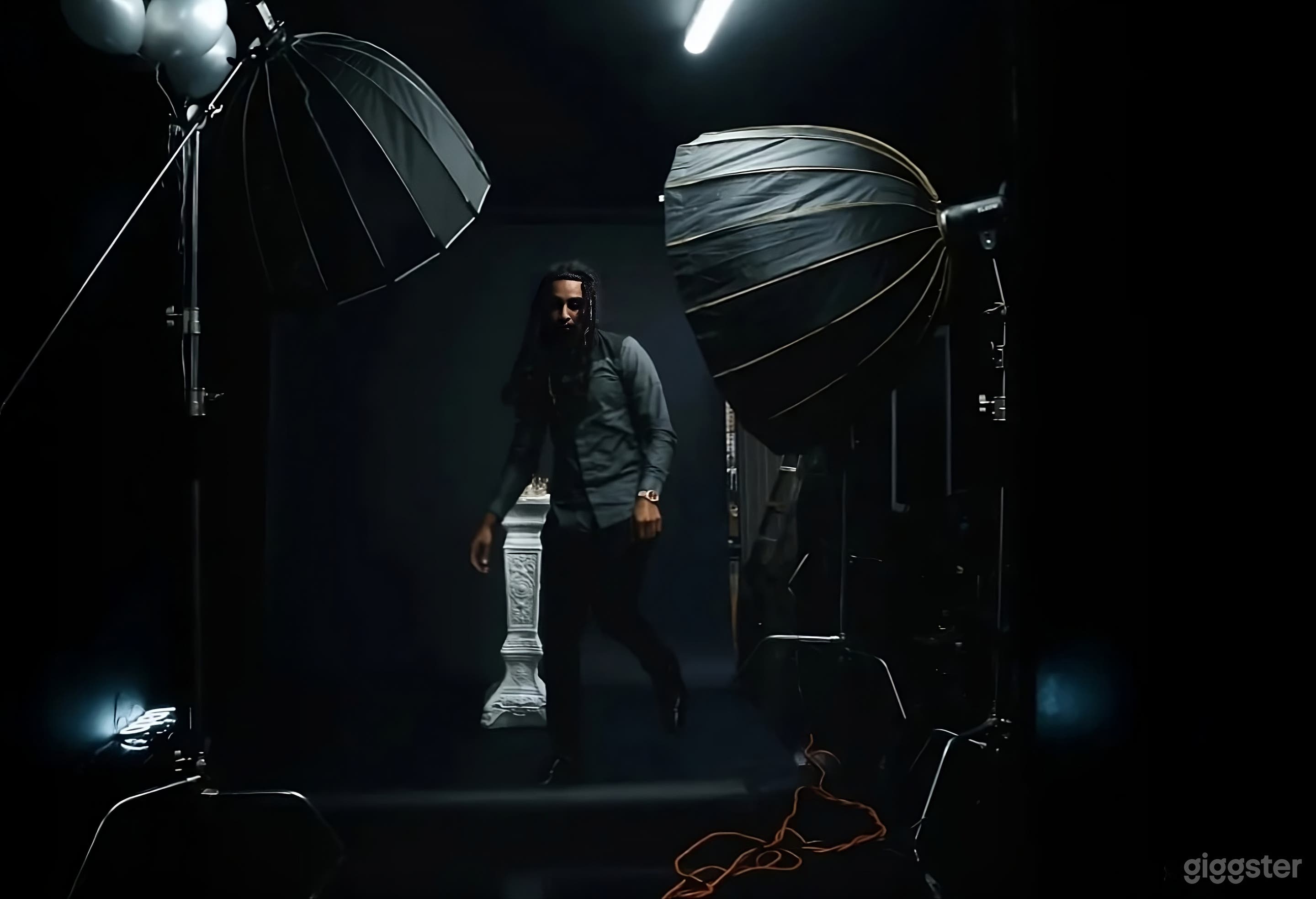 All Black Luxury Studio Photo 4