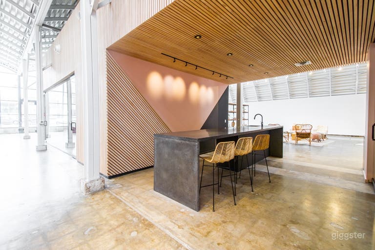  Middle Interior / can double up as a barista bar for shoots 