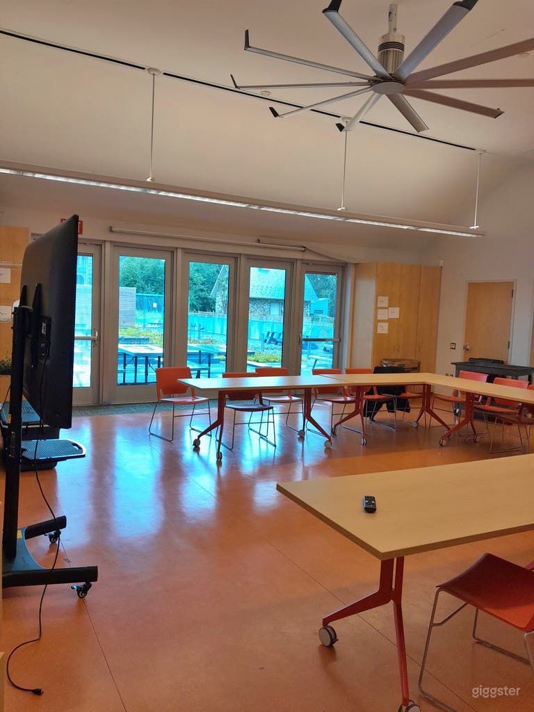  View Screen and U-Shaped Table Layout 