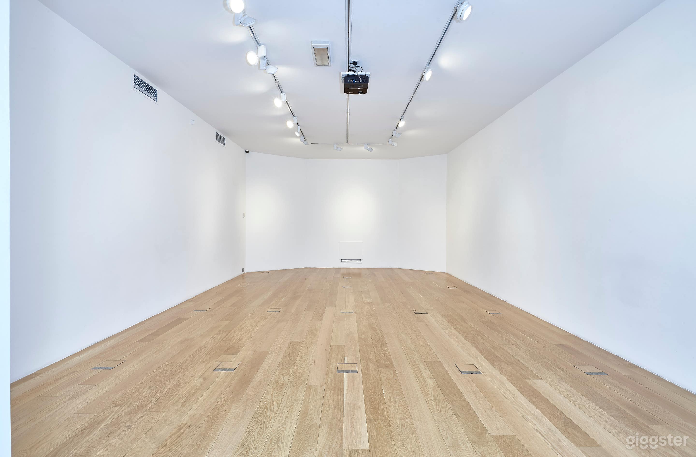 Gallery - Standing Max. 70