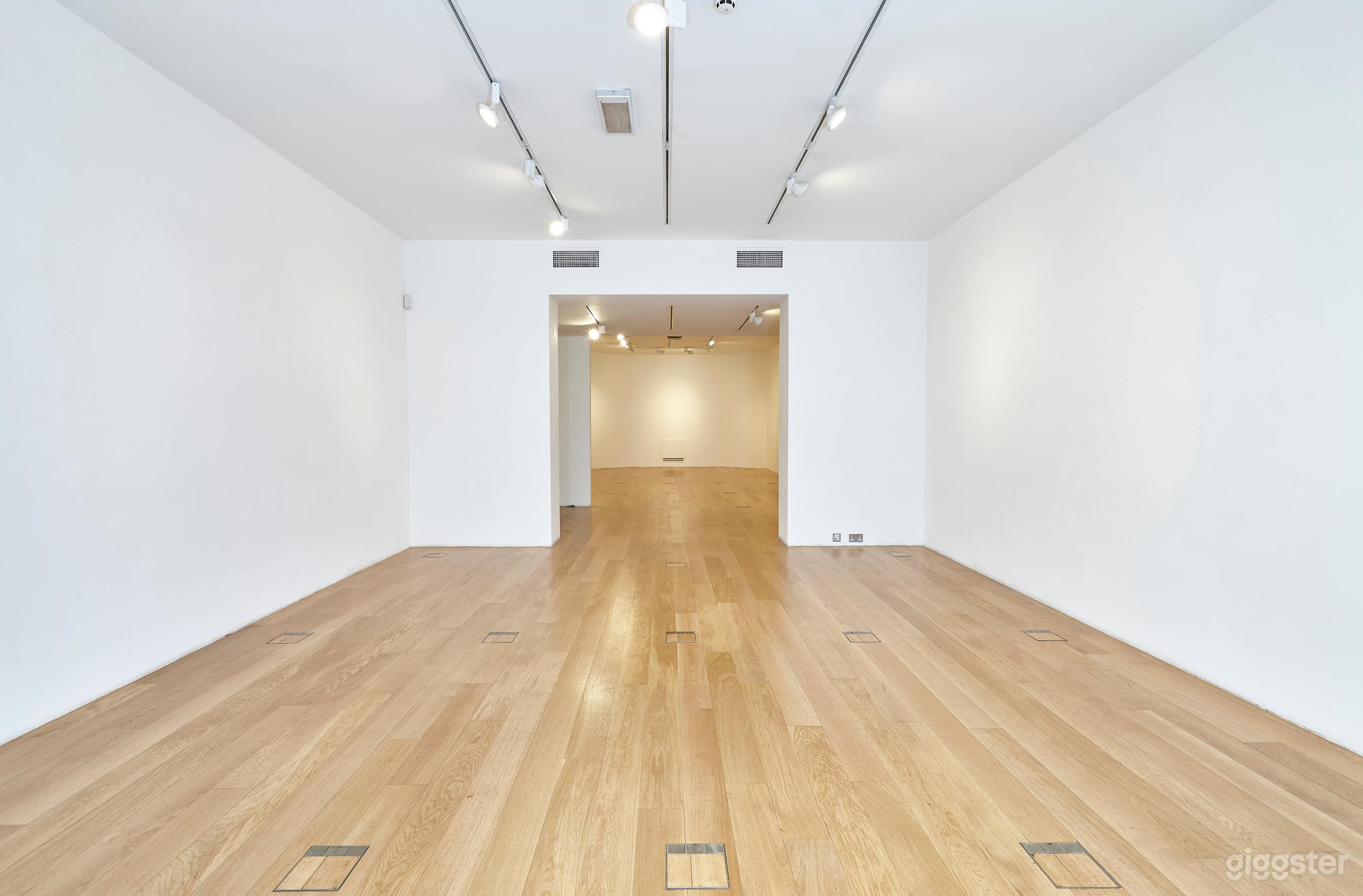 Gallery - Standing Max. 70