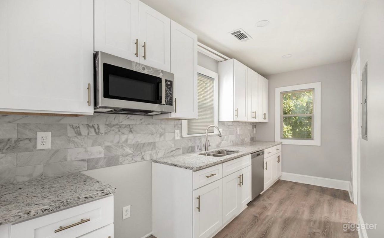 Beautifully Designed Modern Home Photo 1