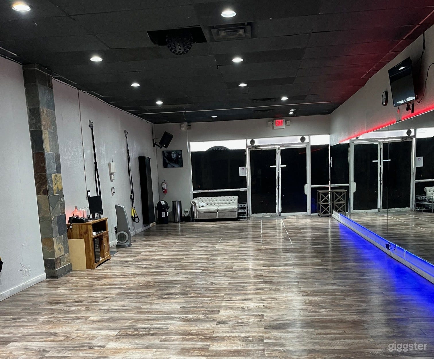 DOWNSTAIRS STUDIO Photo 2