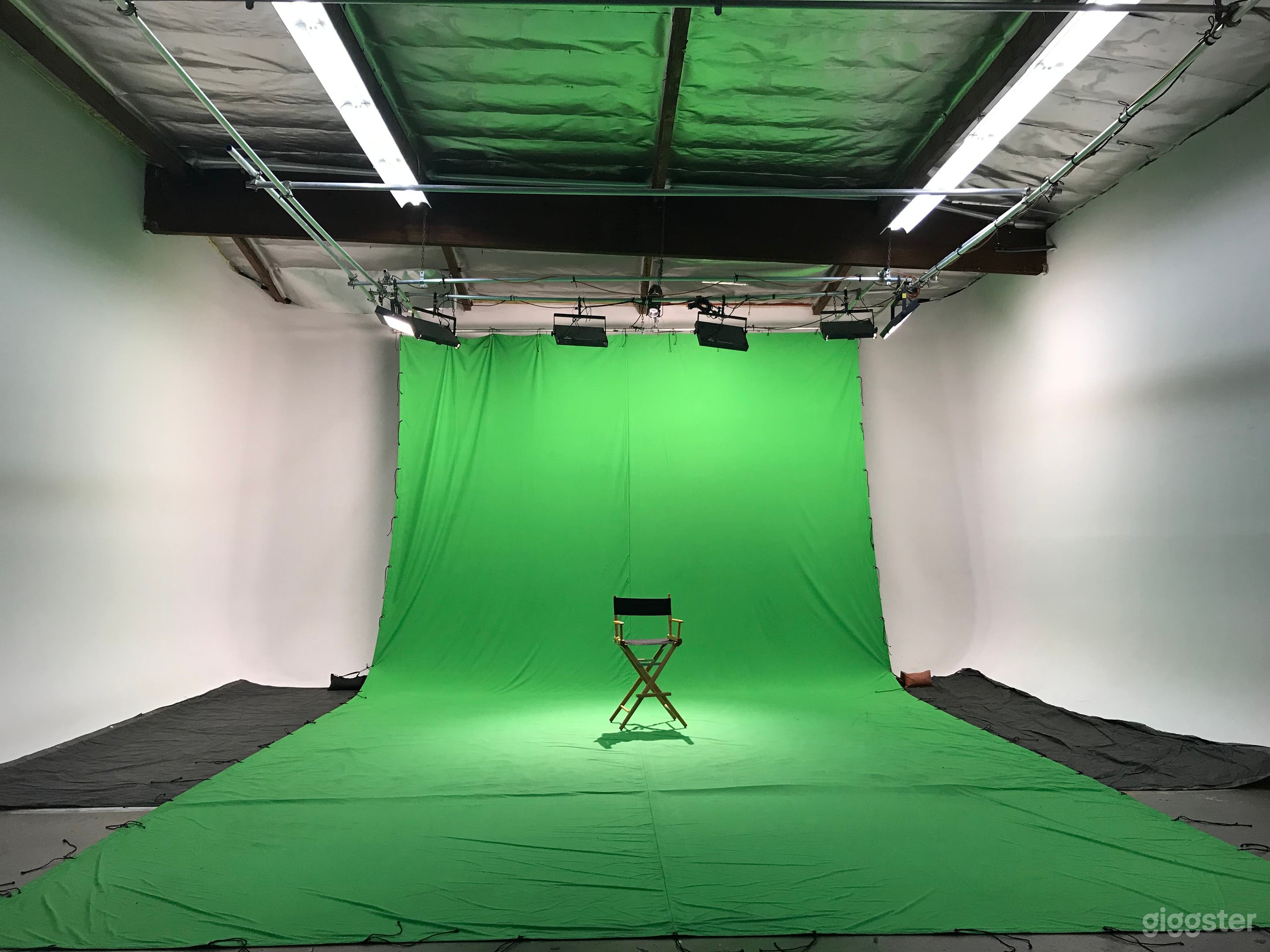 Pre-lit Green Screen Studio Photo 1