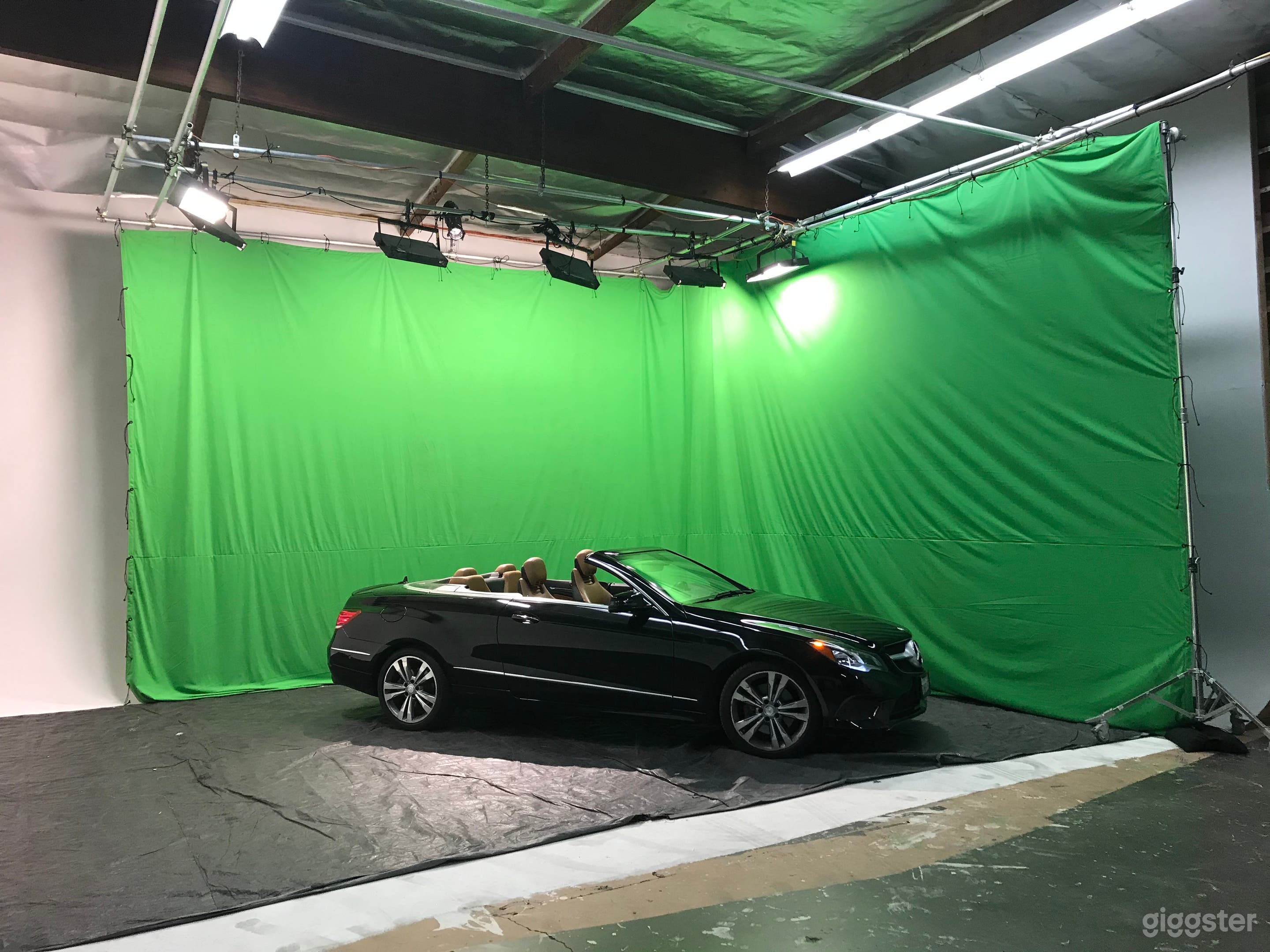 Pre-lit Green Screen Studio Photo 3