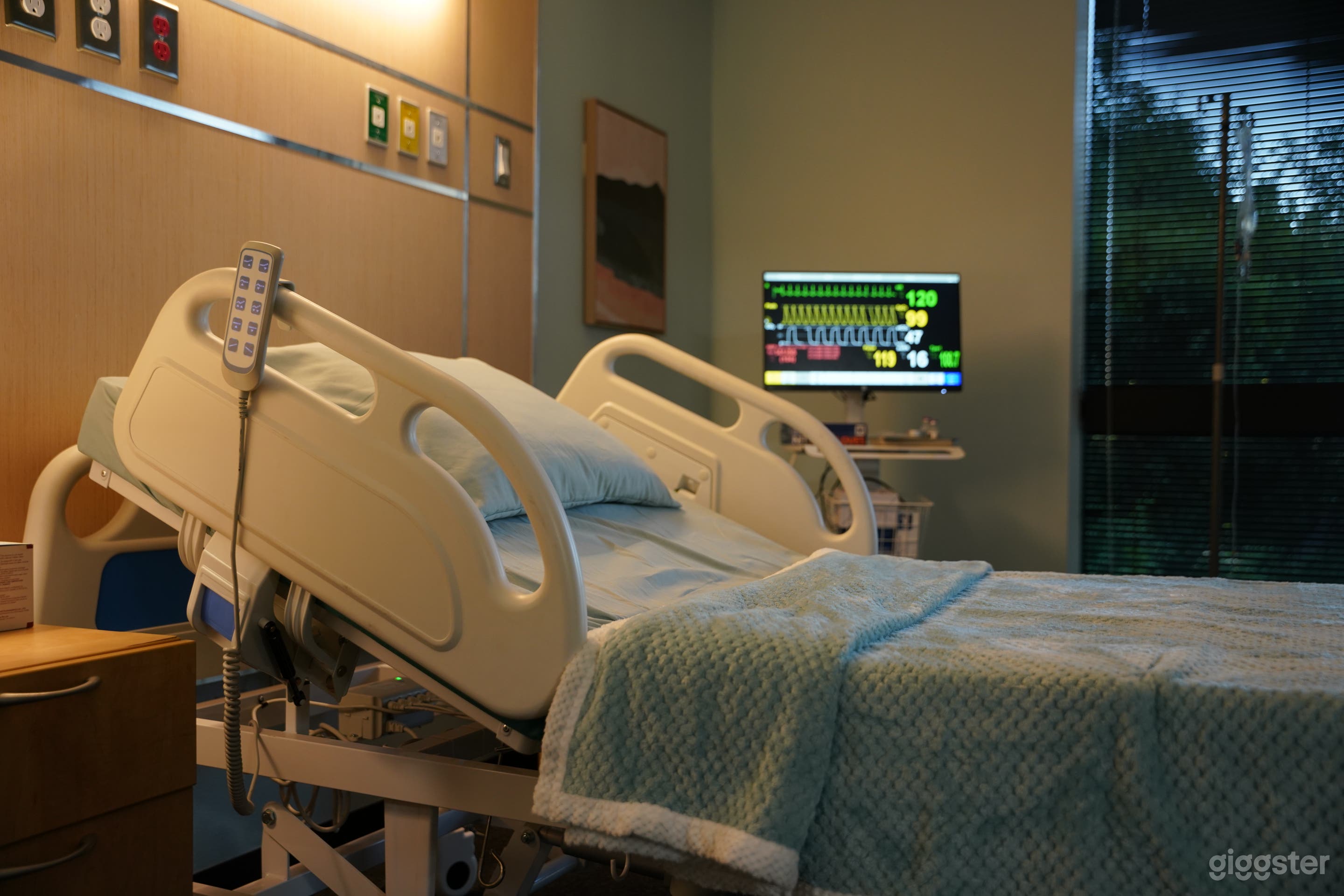 Multi-Set Film Studio | Hospital, Restaurant Bar,Office DTLA Photo 3