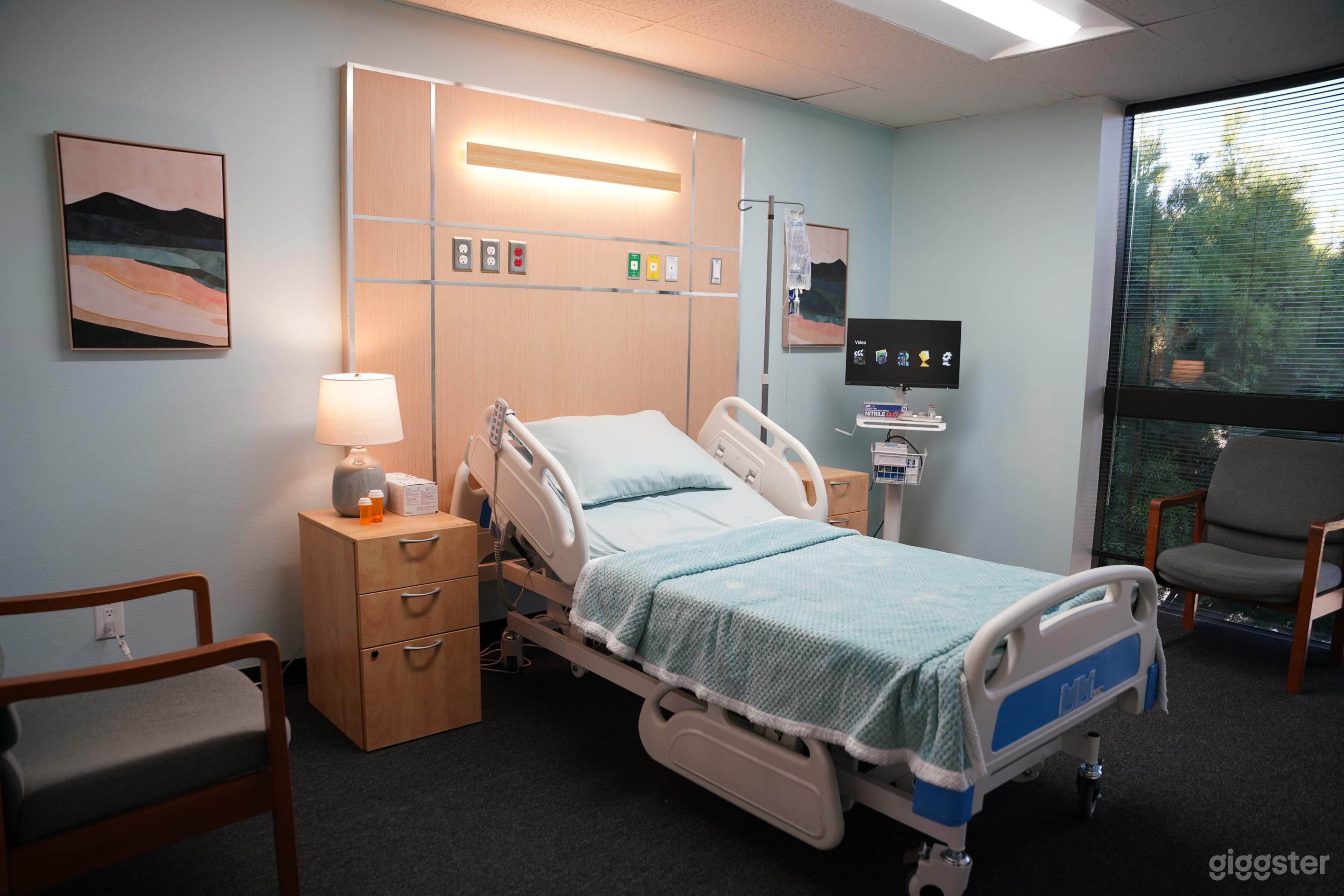 Multi-Set Film Studio | Hospital, Restaurant Bar,Office DTLA Photo 2