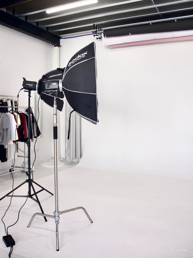  Editorial Content & Cyclorama Photography Studio 