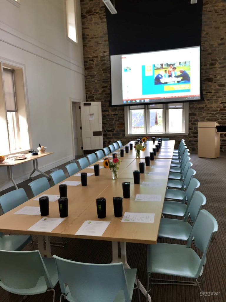  Main Room with Projector Screen 