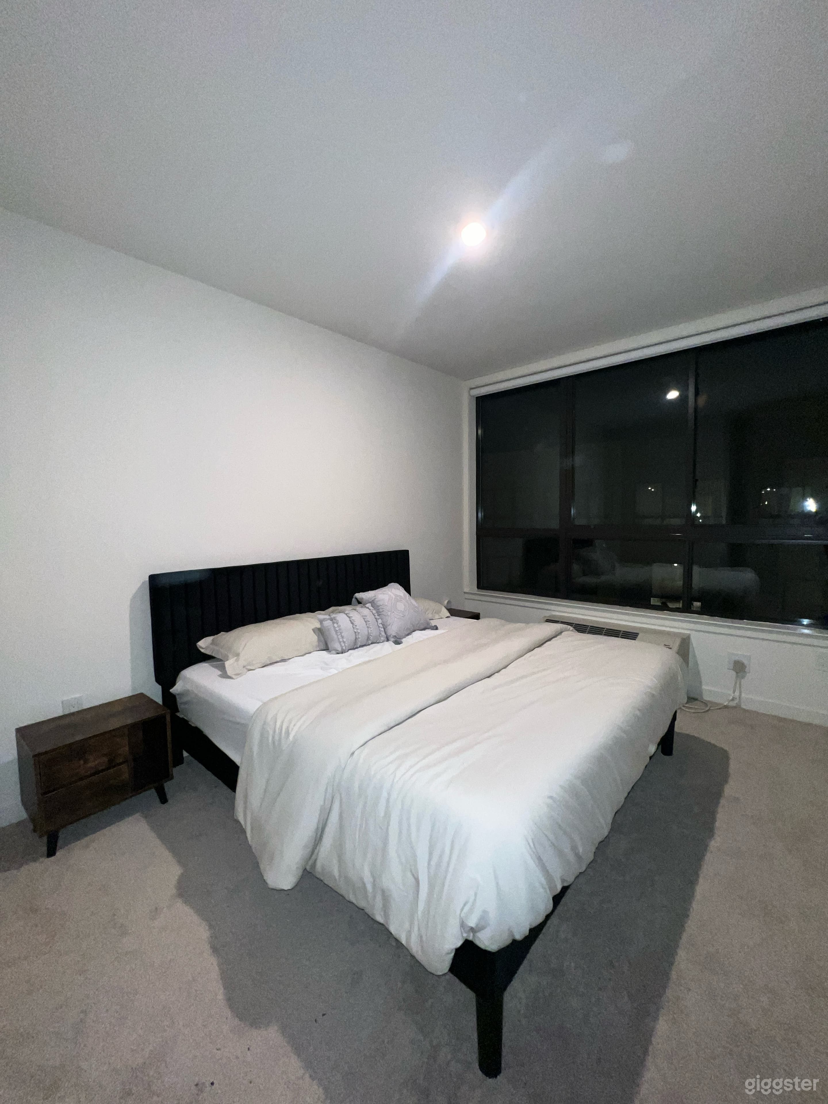 Cozy Creative Space with Natural Light and Minimalist Decor Photo 3