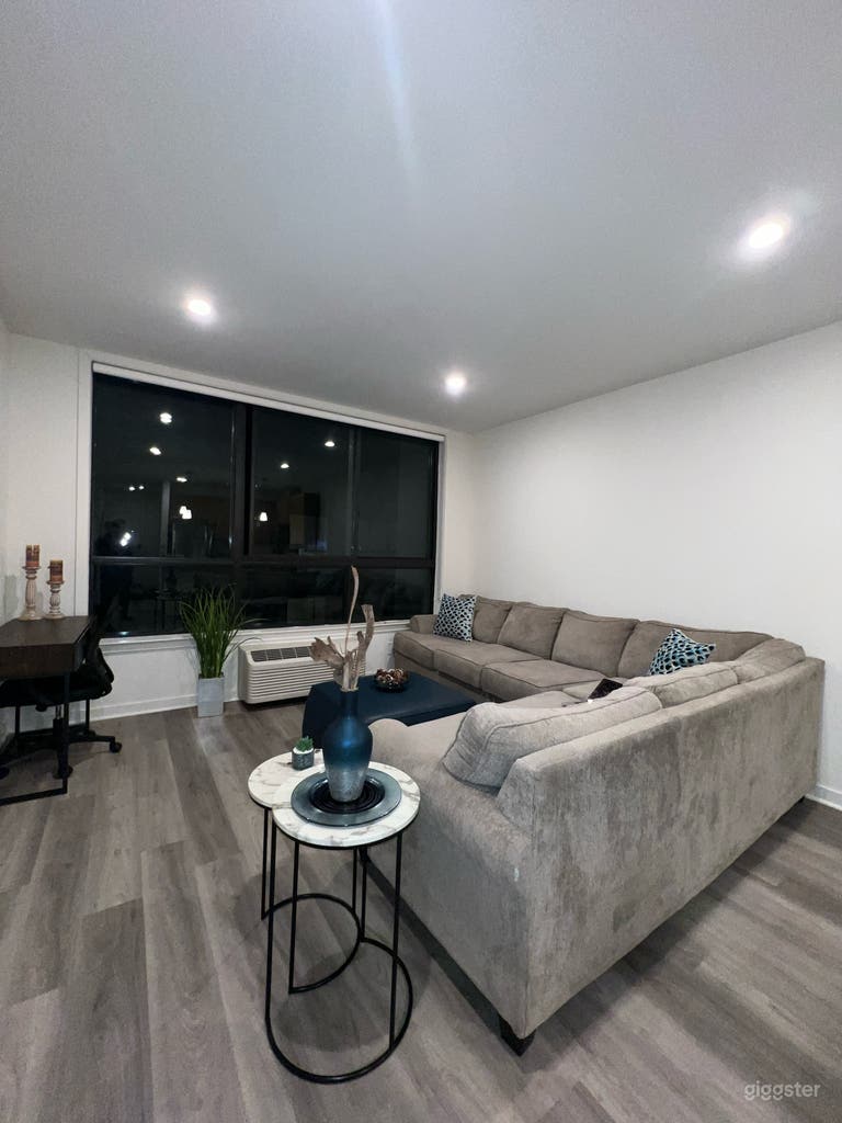  Espacio creativo acogedor con luz natural y decoración minimalista 