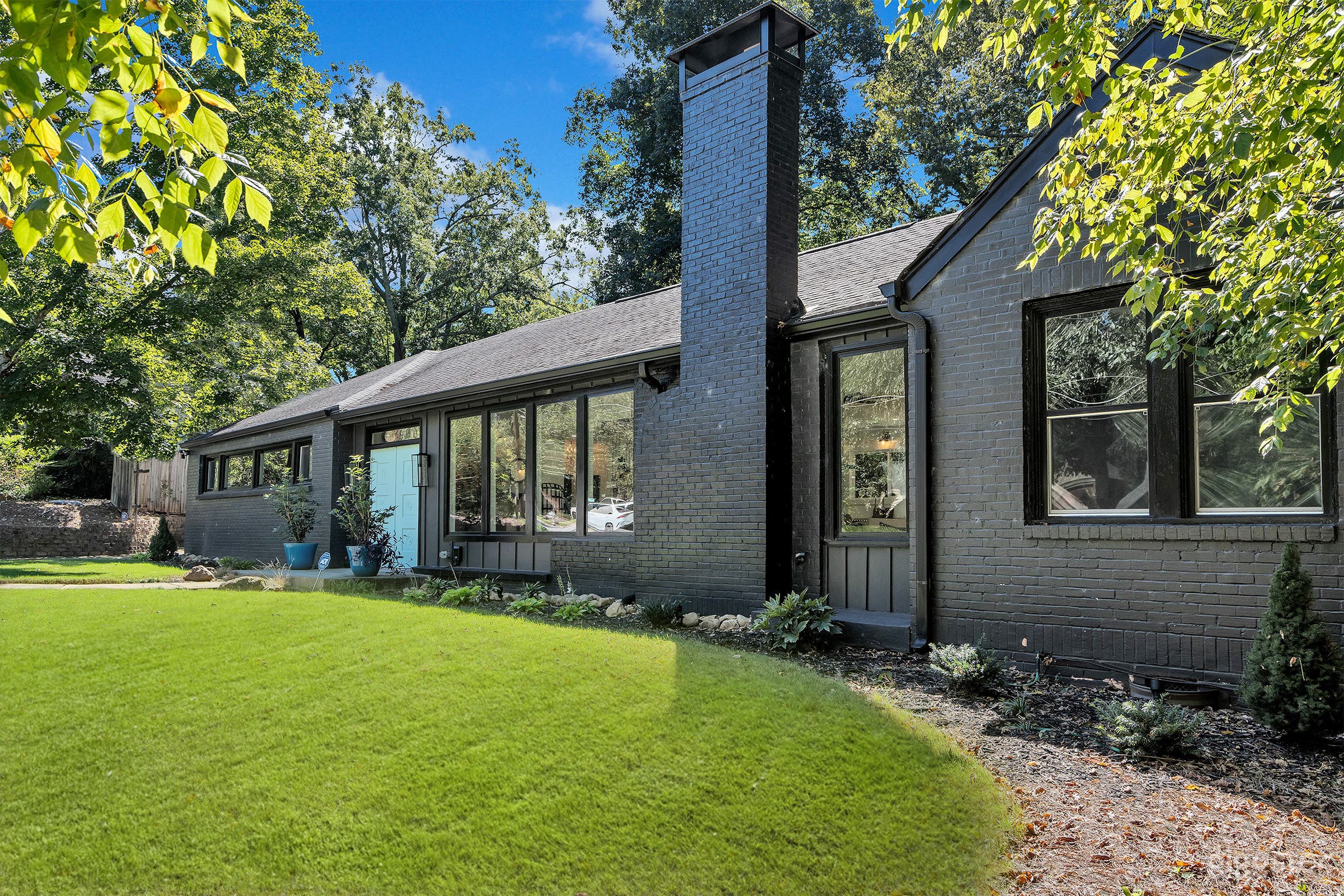 Impressive Modern Black Ranch Home Photo 2