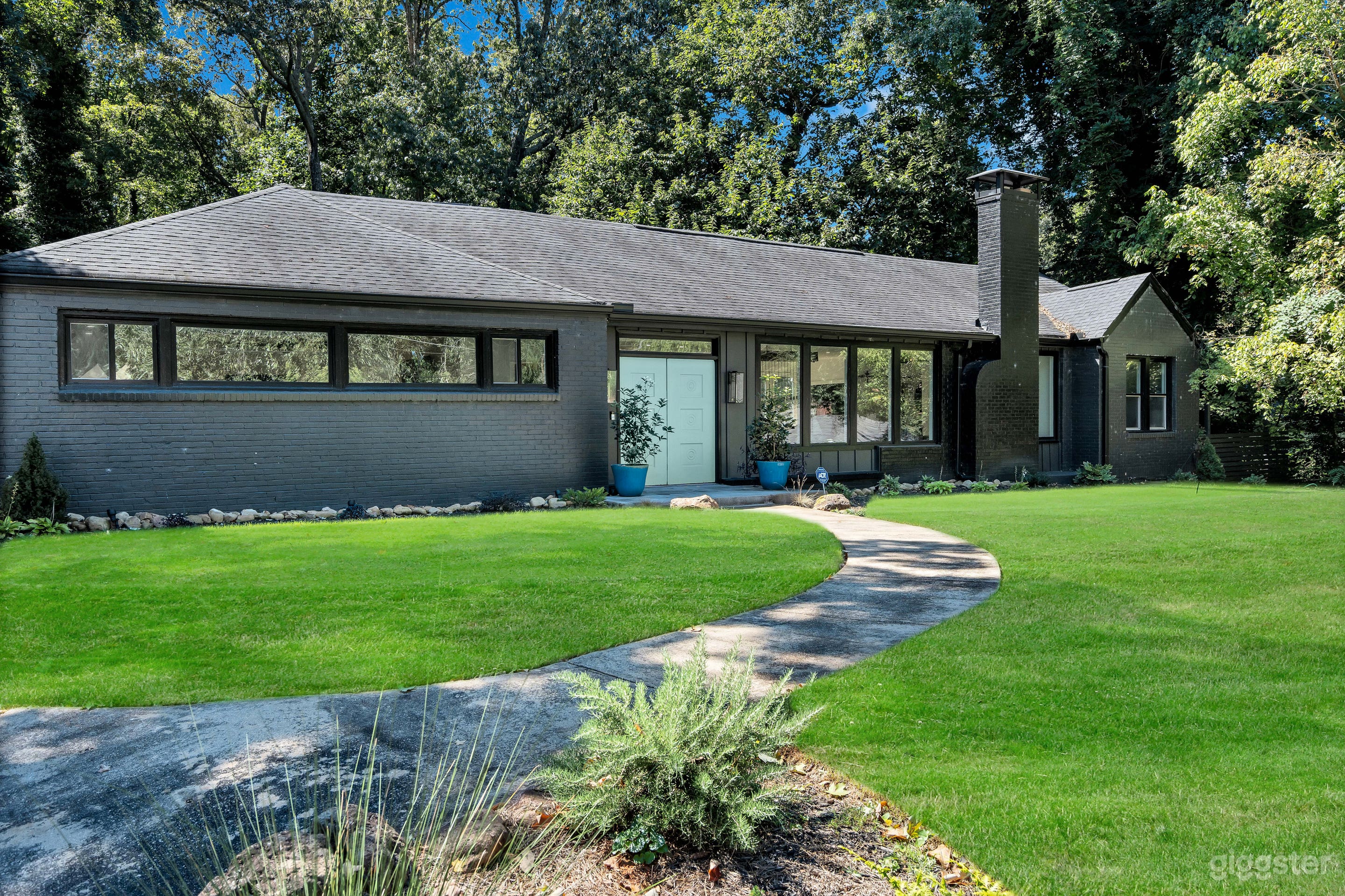 Impressive Modern Black Ranch Home Photo 3