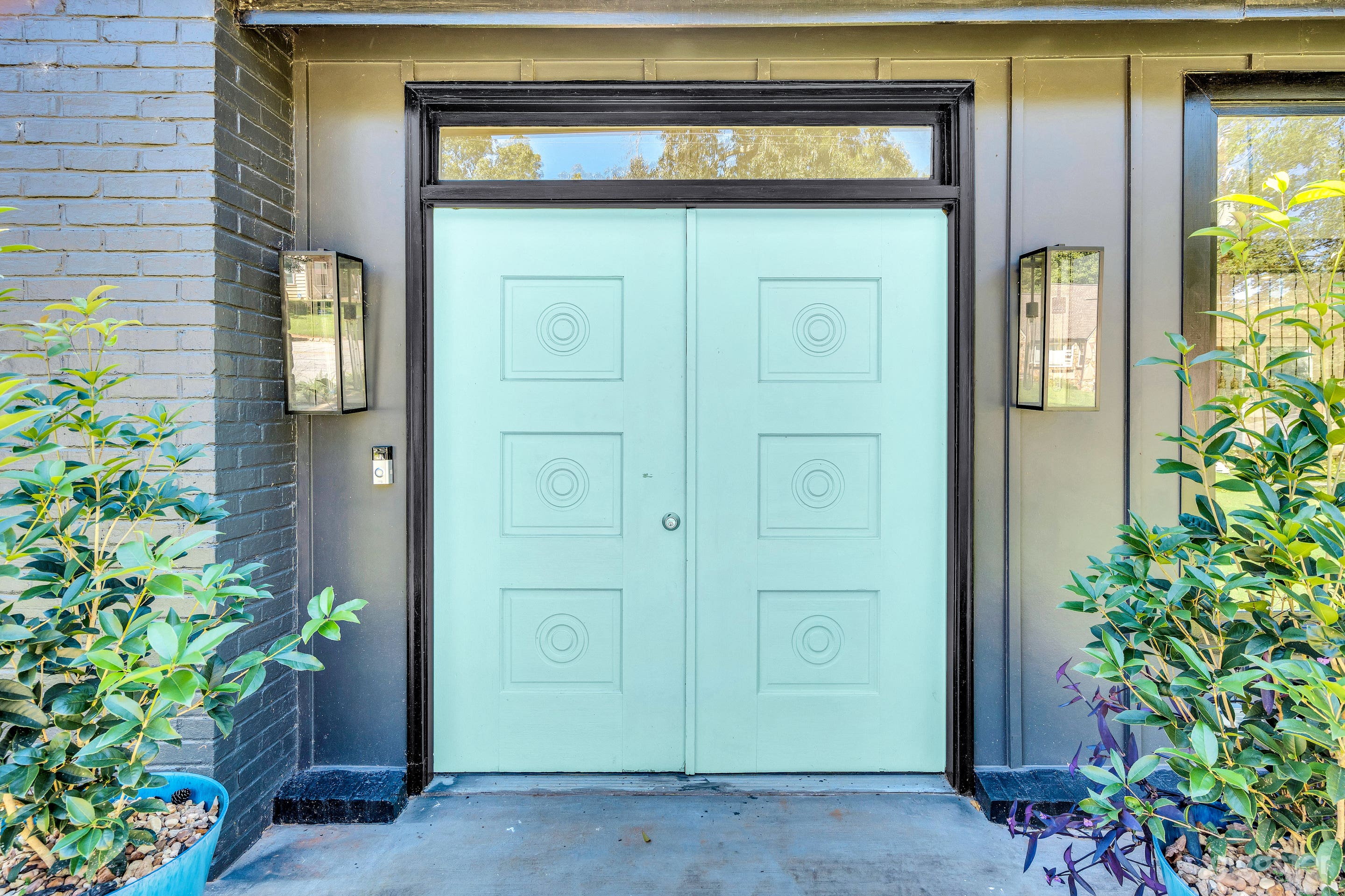 Impressive Modern Black Ranch Home Photo 4