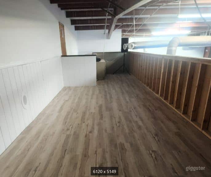 Upstairs Loft for Meetings Photo 4