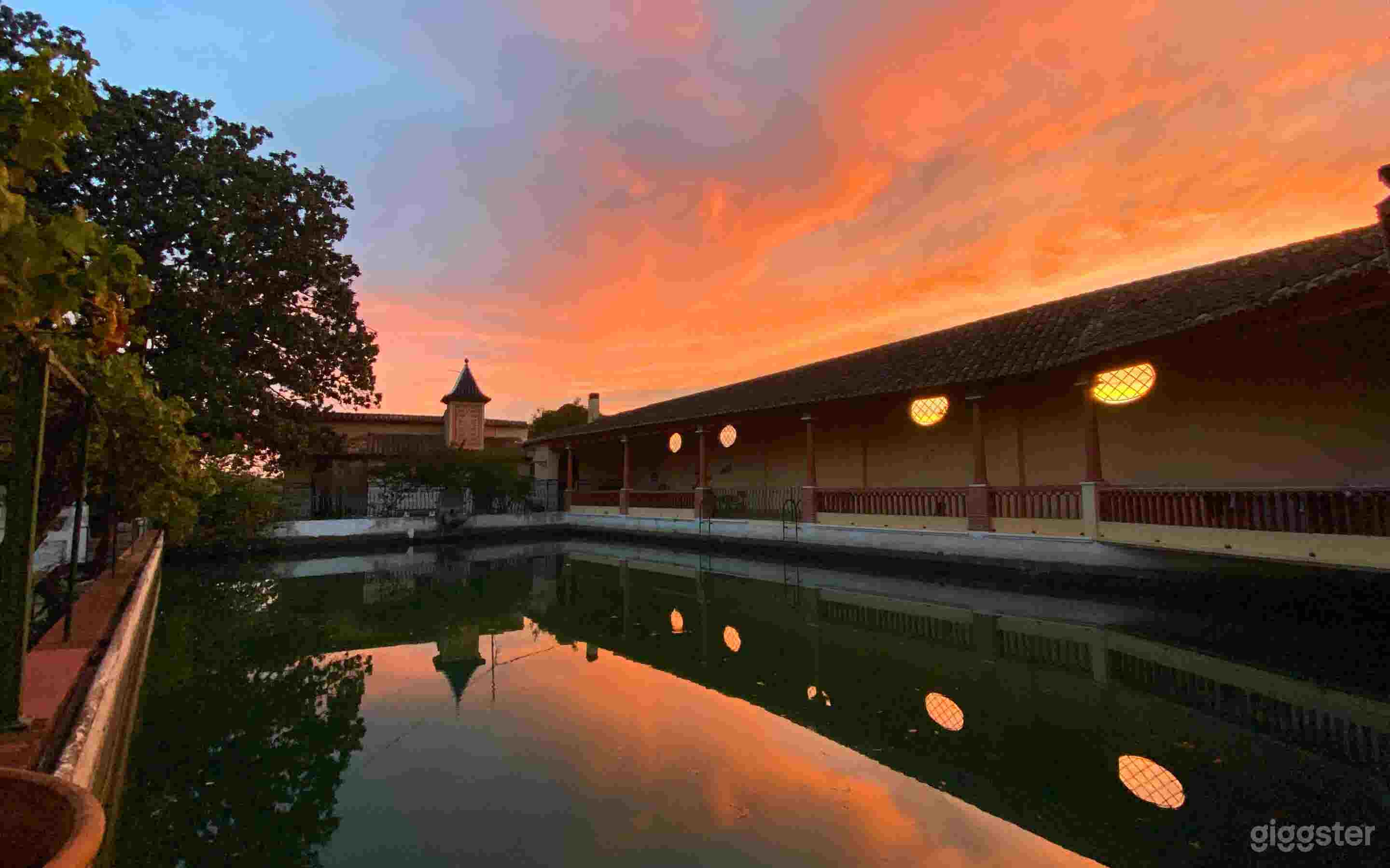 Modernist Farmhouse with Garden & Pool Photo 2