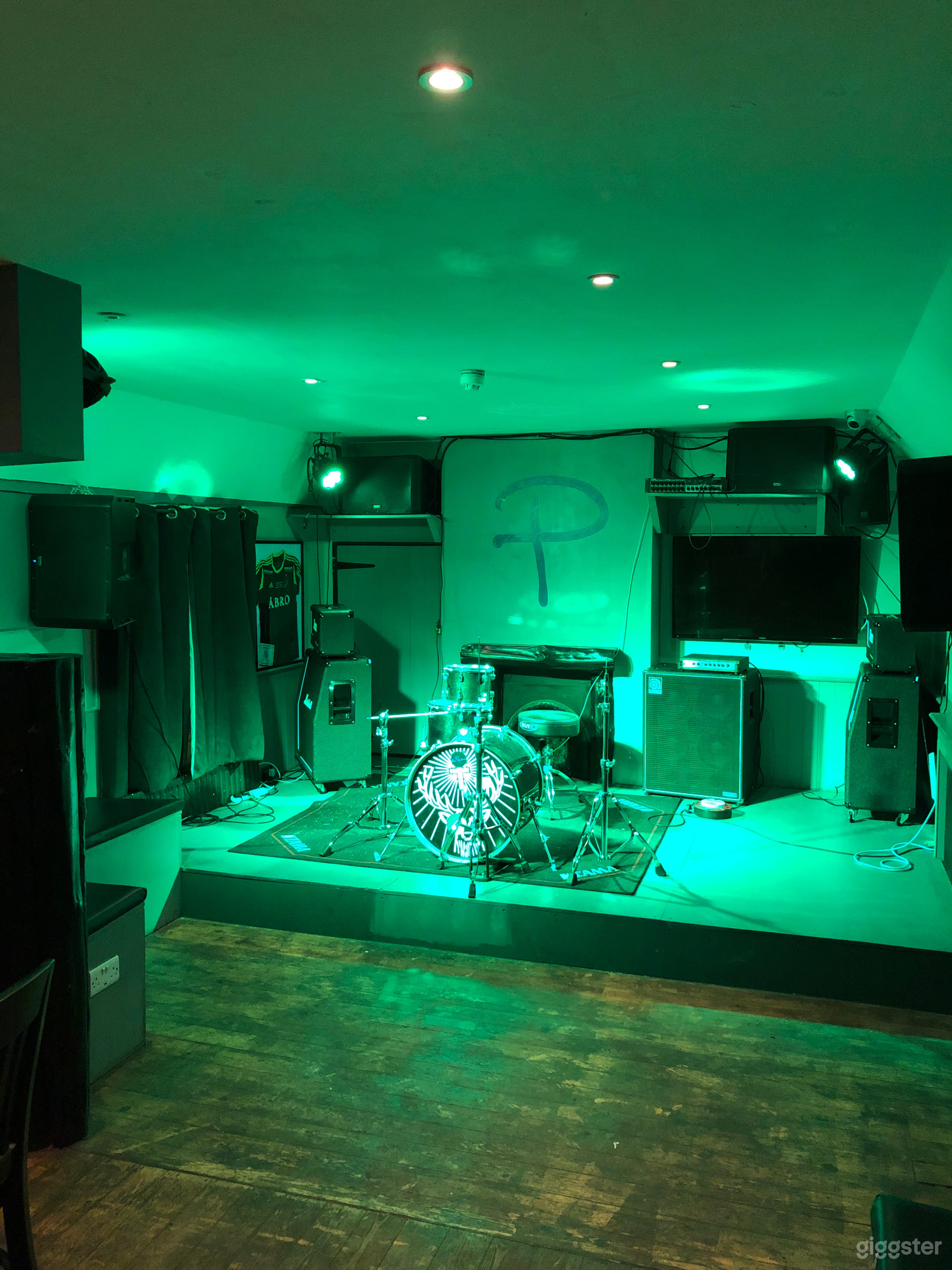 Small independant rock venue with vegan food in Brighton Photo 2
